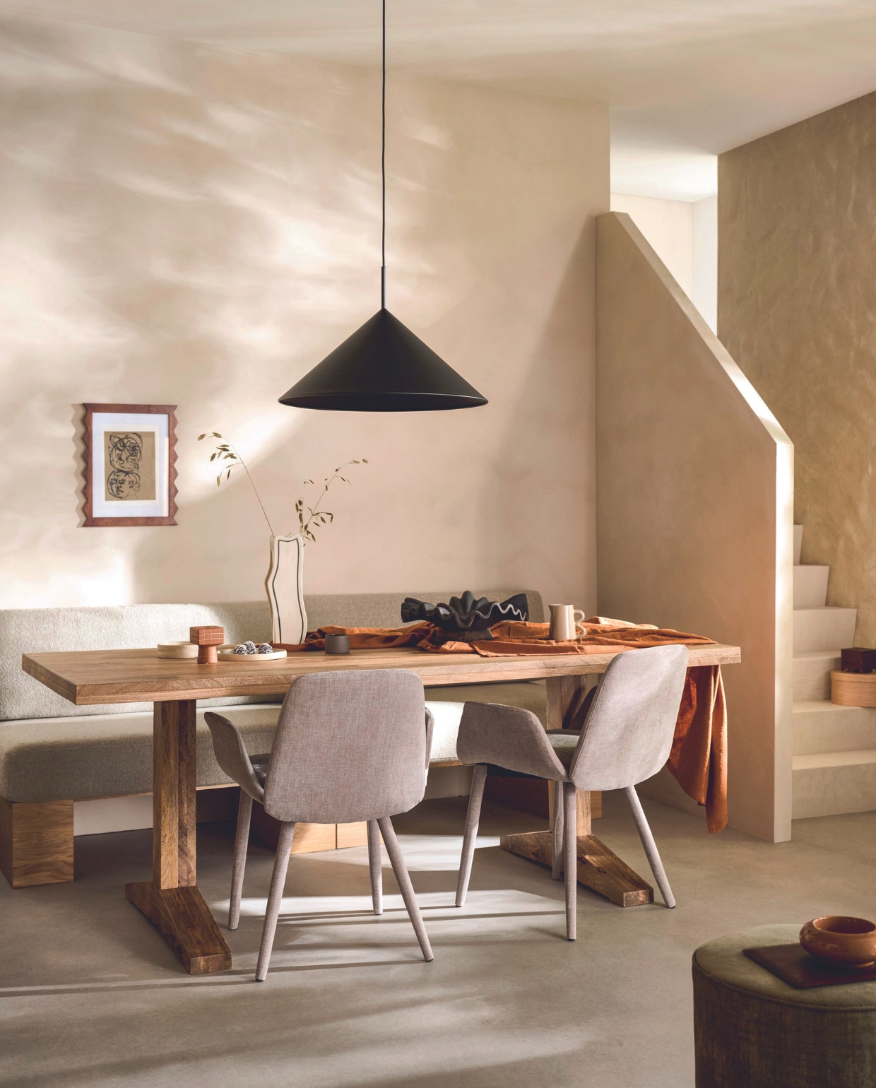 Mangohouten eettafel Deck in Naturel, 200x90x78 (lxbxh) € 899,-. Eettafelbank Eat Up in Zand, eikenhout en geweven stof, 100x67x84 (bxdxh) € 699,-, ook verkrijgbaar in Denim. Eetkamerstoel Curve in Zand, gemêleerde stof, 63x60x83 cm (bxdxh) € 199,-.M.m.v. vtwonen.nl/shop (hanglamp van HKliving, vaas van Ferm Living), velv.nl (mok, bord Speckled), zarahome.com (houten doosje, dienblad), hm.com (tafelkleed, melkkan, fotolijst, doos met geschulpte rand). Overig privébezit. vtwonen 07-2024 | styling Sanne Ketelaar | fotografie Sjoerd Eickmans
