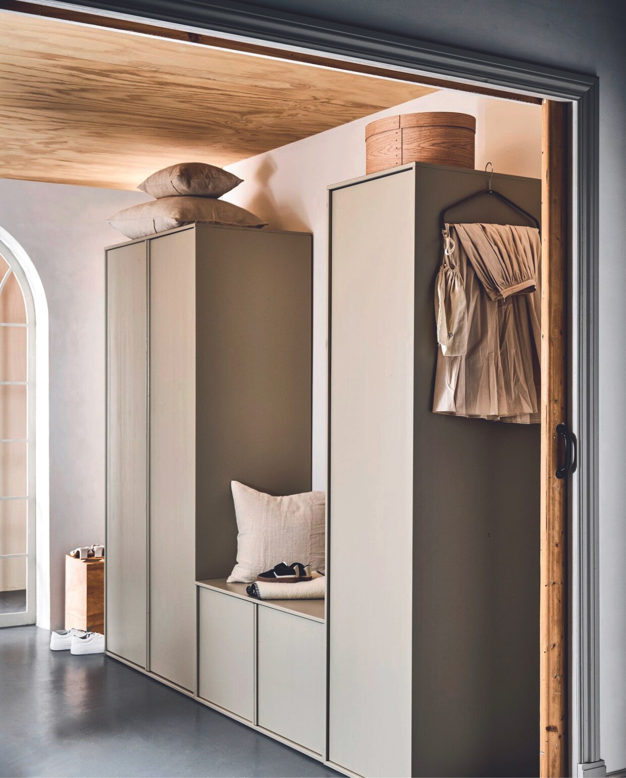 Grenenhouten kast Daily, zelf samen te stellen, zoals hier samengesteld: Daily dubbel 100x58x200 cm (bxdxh) € 659,-, Daily dubbel 100x58x50 cm (bxdxh) € 259,- en Daily enkel 50x58x200 cm (bxdxh) € 429,-.

M.m.v. velv.nl (kussens Eve en Pure), zarahome.com (doos, rok), ikea.nl (kledinghangers). Overig privébezit. vtwonen 07-2024 | styling sanne ketelaar | fotografie sjoerd eickmans