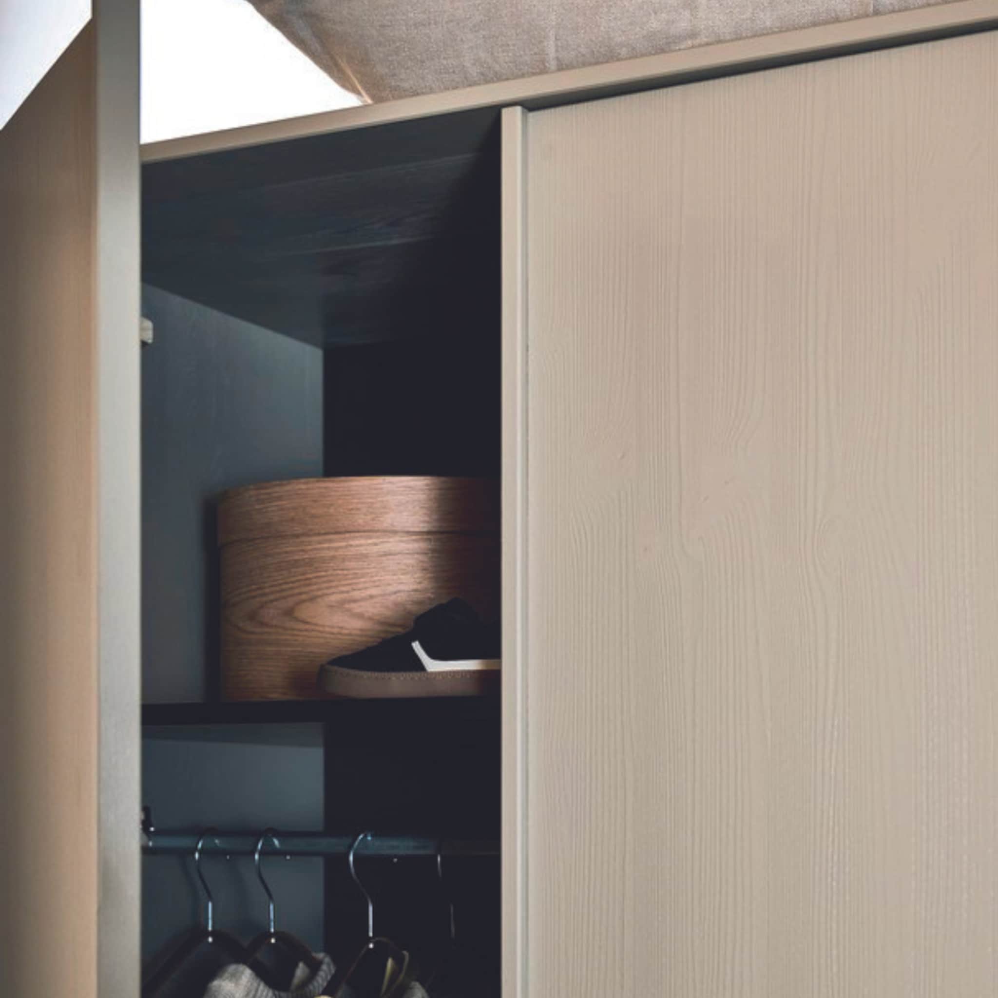 opgeruimd staat netjes de beste garderobekast voor elke hal