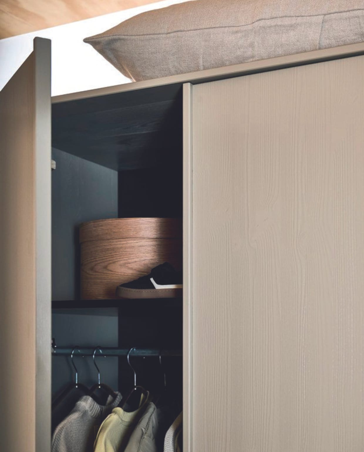 Grenenhouten kasten Daily, zelf samen te stellen, per onderdeel vanaf € 149. M.m.v. velv.nl (kussen Eve), zarahome.com (doos), ikea.nl (kledinghangers). Overig privébezit.