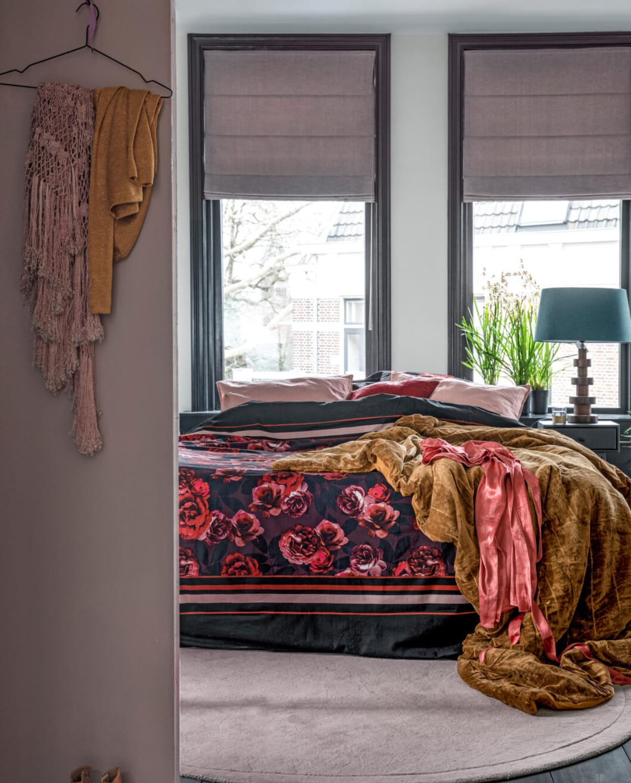 Muurverf Sulking Room Pink per 2,5 liter € 87,- (farrow-ball.com). Dekbedovertrek met rozendessin, 240x220 cm € 49,99, poederroze kussenhoezen, 60x70 cm per stuk € 12,99, rood-roze kussen Dores van Casa Vivante, 50x50 cm € 26,25, roze satijnen jurk € 49,99 (hm.com). Okergele velours sprei, 230x250 cm € 349,- (hkliving.com). Donkerrood bijzettafeltje Ruby van Pols Potten € 231,- (vtwonen.nl). Grote messingkleurige vaas € 59,95, tafellamp met houten voet € 69,95 (hetkabinet.nl). Rond vloerkleed Edge in Alpine Rosa € 499,- (sofacompany.com). Kledinghanger en kleding privébezit. vtwonen 02-2019 | styling Moniek Visser | fotografie Peggy Janssen