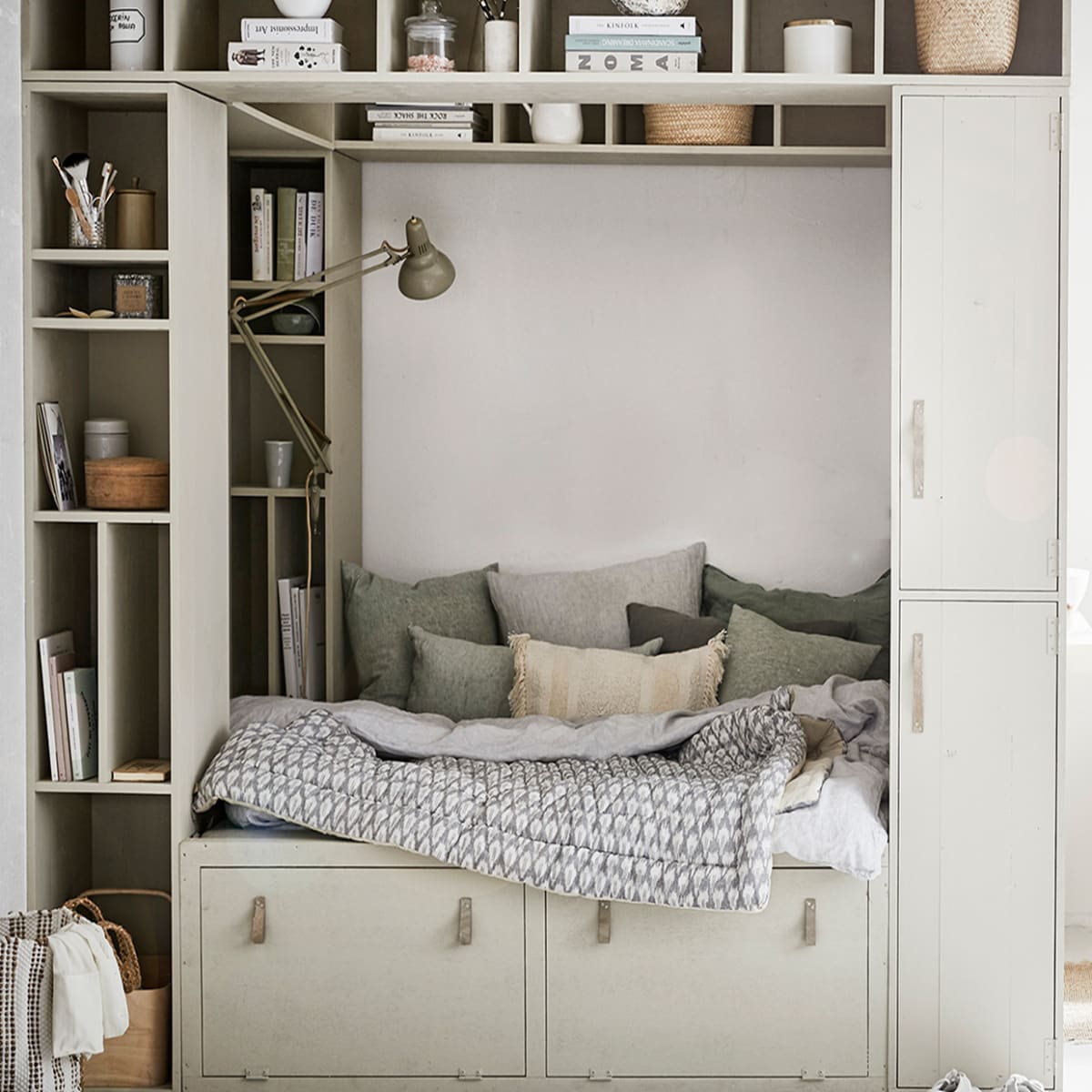 Grote kast en bedombouw zijn op maat gemaakt, prijs op aanvraag (Combitex). De kast is geschilderd in de kleur Bone van Farrow &amp; Ball, per 0,75 liter € 44,- (De Ru). Linnen kussen Jade Green van By Mölle, 60×60 cm € 57,80, linnen kussen Jade Moss Green van By Mölle, 50×50 cm € 49,55, linnen kussen Jade Green van By Mölle, 50×50 cm € 49,55 (vtwonen.nl). Linnen kussens groen en grijs, 50×70 cm per stuk € 39,95, witte porseleinen potten met deksel en etiket per stuk € 35,-, houten ronde doos € 75,- (De Weldaad). Vloerkleed 60×90 cm € 23,65, wit met zandkleurige mand € 43,90, ecru kussen, 60×40 cm € 37,15 (Madam Stoltz). Gevoerde ikat sprei, 140×210 cm € 205,-, katoenen ikat kaftan € 73,85, marmeren zeepbakje op badplank € 12,31, marmeren beker in kast € 24,62 (Nordal). Stoel Butterfly van Ercol € 625,- (De Machinekamer). Ochtendjas gestreept € 69,99, witte wafeldoek, 90×150 cm € 25,99, grijze handdoek, 90×150 cm € 35,99 (Zara Home). Vrijstaand bad Nijl, 170×75 cm € 1800,-, badplank € 240,- (Ton Scholten). Badborstel € 8,95, Loofah spons € 4,95 (Dille &amp; Kamille). Linnen dekbedovertrek in Misty grey, 220×240 cm € 239,-, kussensloop Misty Grey, 60×70 cm € 30,- (By Mölle). Witte beker € 8,65, wit kommetje in kast € 9,50, kan € 23,80 (Kitchen Trend Products). Ronde doos met goudkleurig deksel € 14,99, rieten mandjes in kast per stuk vanaf € 9,99 (H&amp;M Home). Tadelakt zandkleurig potje met deksel € 19,95 (Maison NL). vtwonen 05-2018 | styling Cleo Scheulderman | fotografie Jeroen van der Spek