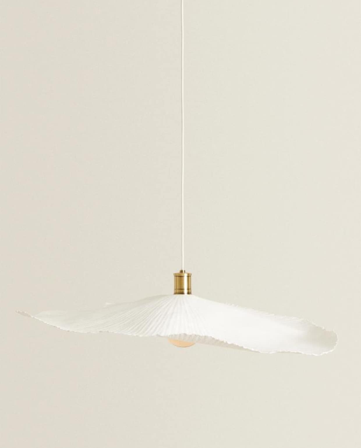 GROTE HANGLAMP79,99 EUREcru hanglamp met dubbel blad en goudkleurig detail.De kabel is 106 cm lang en de lampenkap 78 cm ZARA