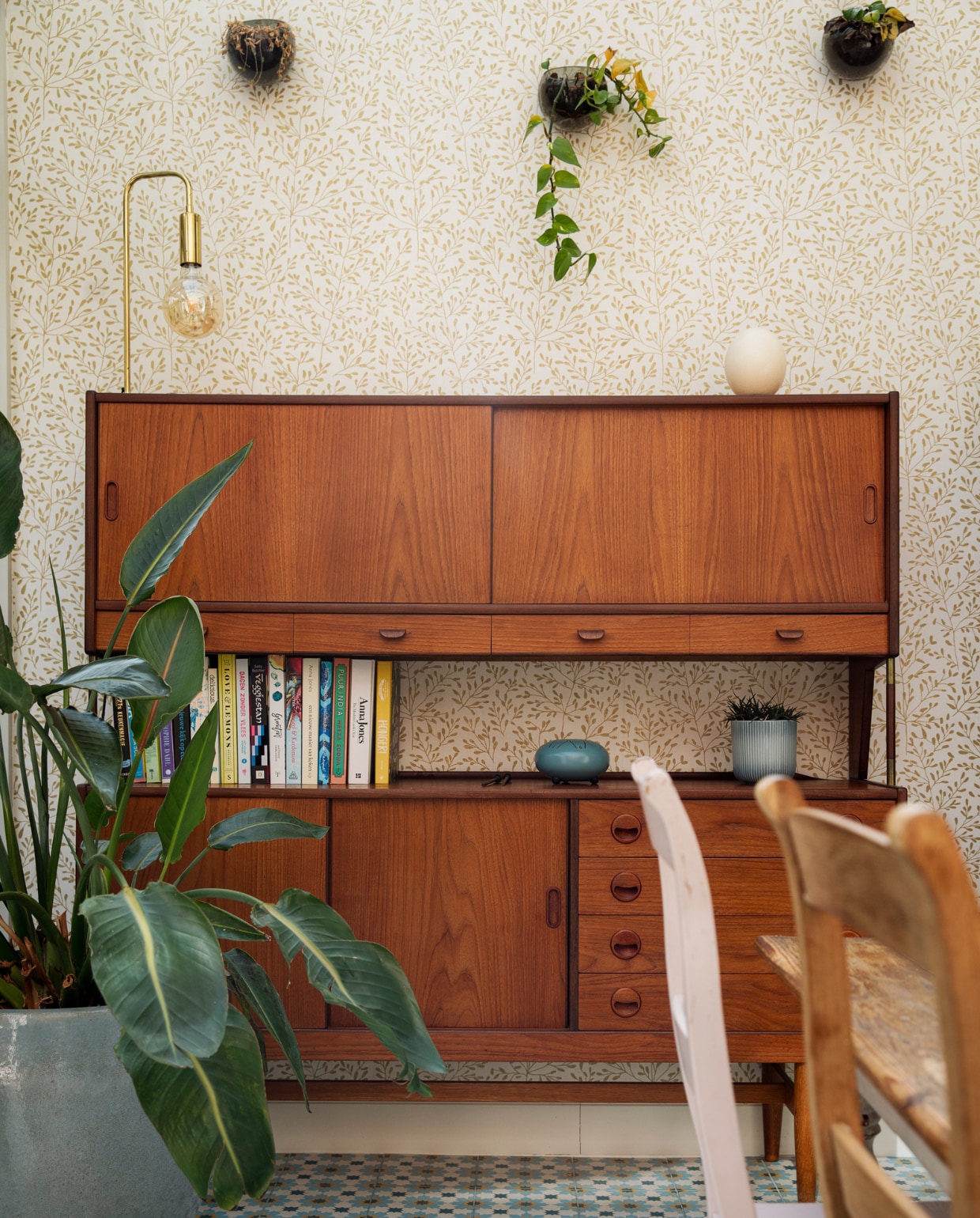 Vloertegels Impermo, kast Møbelfabrik, lamp Sissy-Boy, muurplanten en potten Bolia. Grote plant en pot Van Uytsel, stoelen markt Marollen, tafel brocante. Overig onbekend. vtwonen 10-2023 | styling Ilona Jongepier | fotografie Dana van Leeuwen