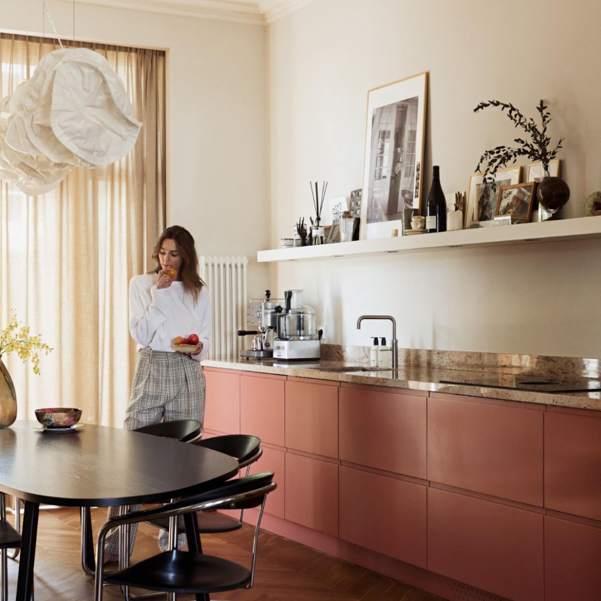 Terracotta kleurige keuken zonder bovenkastjes