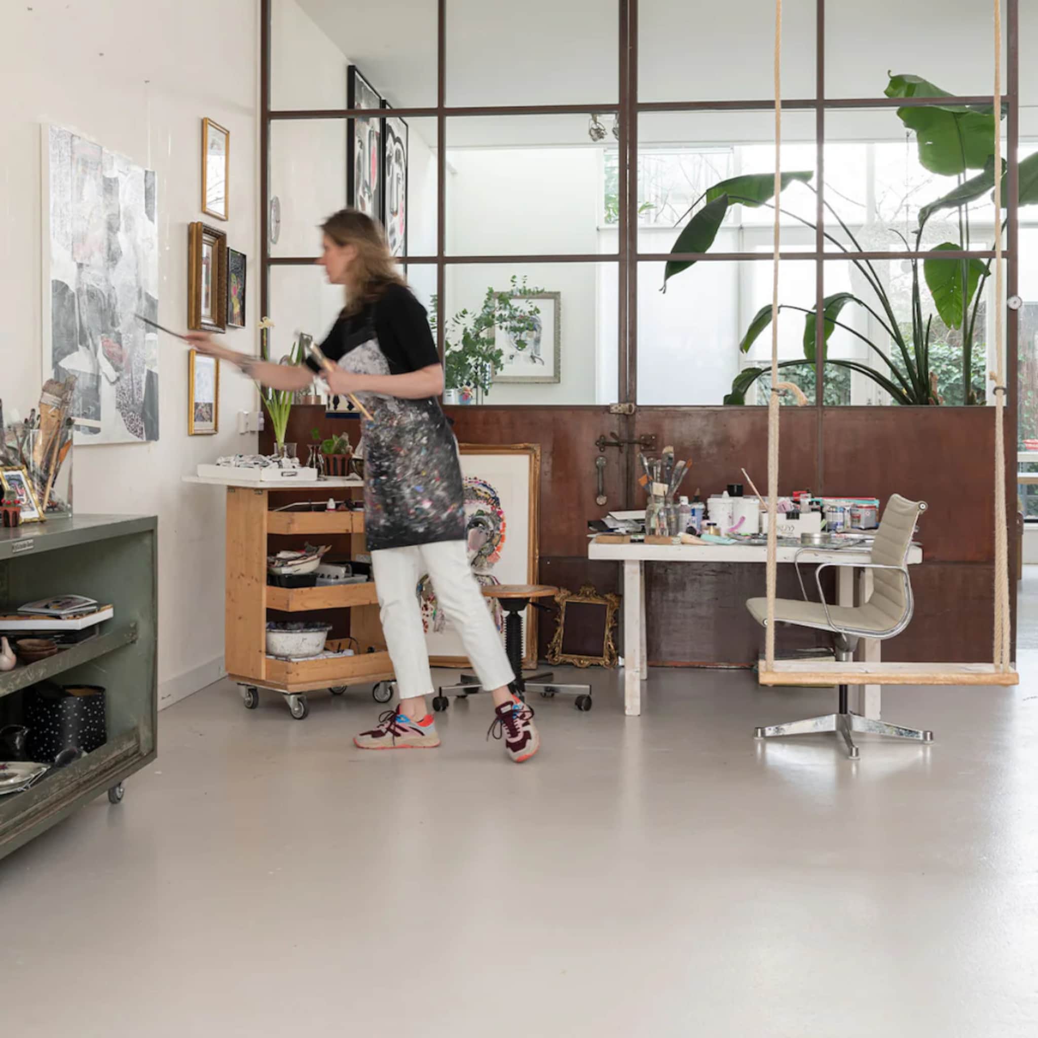 Atelier met een gietvloer en een room divider