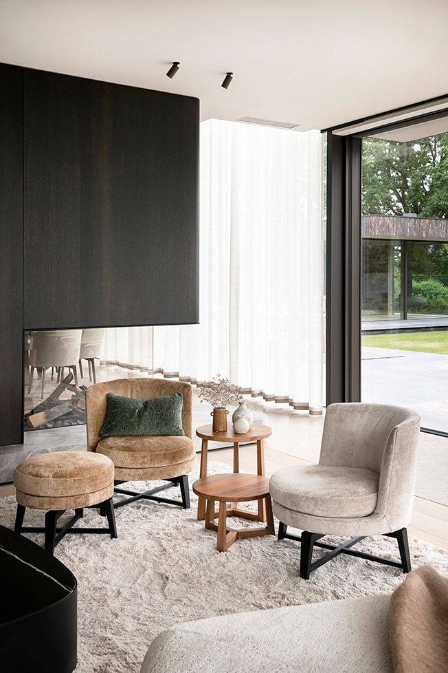 De comfortabele en draaibare fauteuils Feel Good van Flexform kunnen als extra zitplaatsen bij de zitbank gezet worden, maar vormen ook een op zichzelf staand leeshoekje tezamen met de bijzettafeltjes Jiff van Flexform. Jonah Samyn