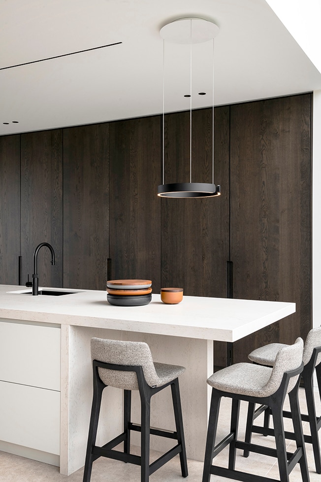 De keuken is op maat gemaakt door Heremans Keukens. Het werkblad is van Dekton, type Danae uit de Natural-collectie. Jonah Samyn