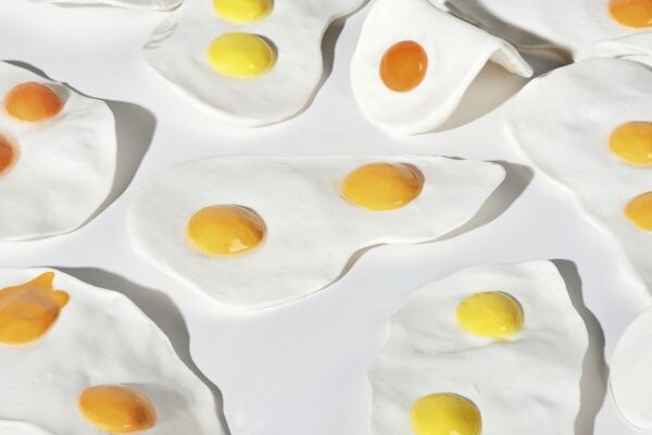 Wandobject Sunny Side Up, voor Post Modern, € 55. Interview: het atelier van Diego Faivre