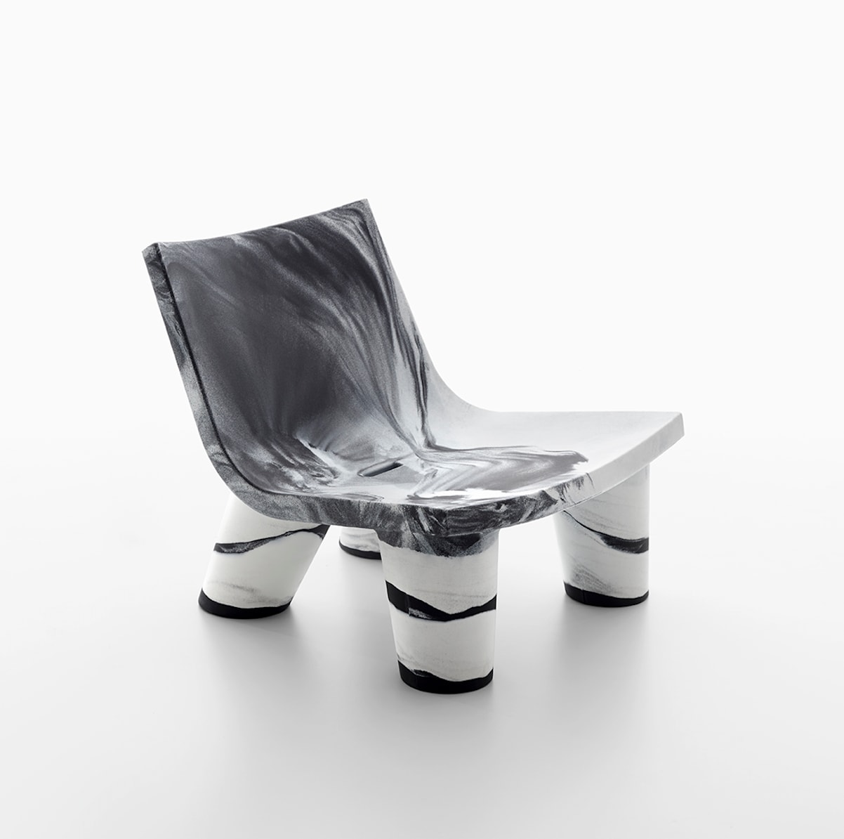 Low Lita voor Slide, een iconische outdoorfauteuil. Interview met topontwerper Paola Navone