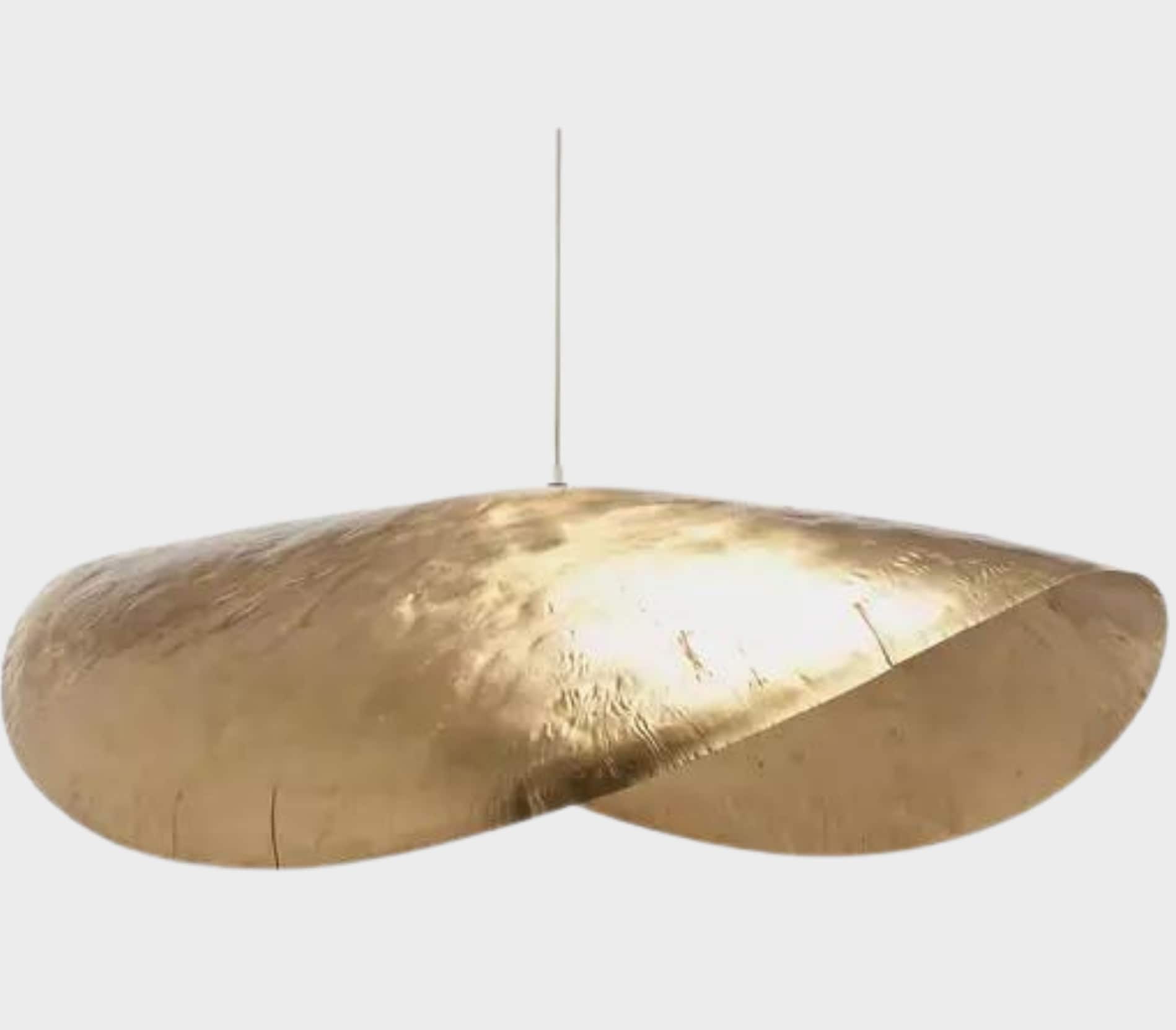 Hanglamp Brass 96 van gepatineerd messing, een ontwerp voor Gervasoni, waarvan Navone ook artdirector is. Interview met topontwerper Paola Navone