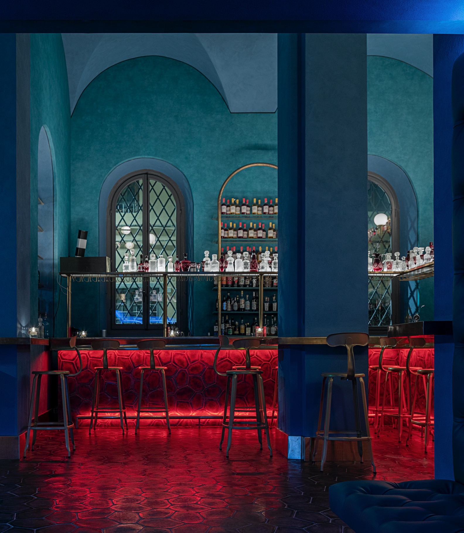 Welkom in de gezellige hel van hotel Piazza San Paolino in Firenze, waar Navone het universum van Dantes La Divina Commedia tot leven laat komen. Interview met topontwerper Paola Navone