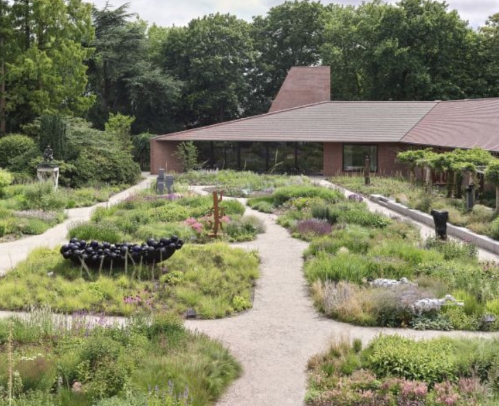 De beplanting in de beeldentuin van het Singer Museum Laren is opzettelijk laag gehouden, als geschikt decor voor de kunstwerk Walter Herfst