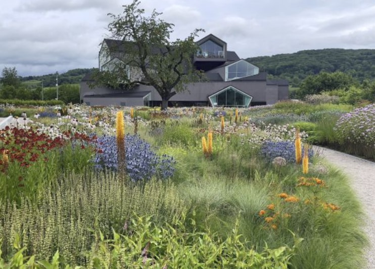 Oudolf Garten (2020) op de Vitra Campus in het Duitse Weil am Rhein. De compositie met afzonderlijke plantenblokken van bloemen en grassen zorgt voor afwisseling en samenhang. Bettina Jaugstetter / Cassian Schmidt