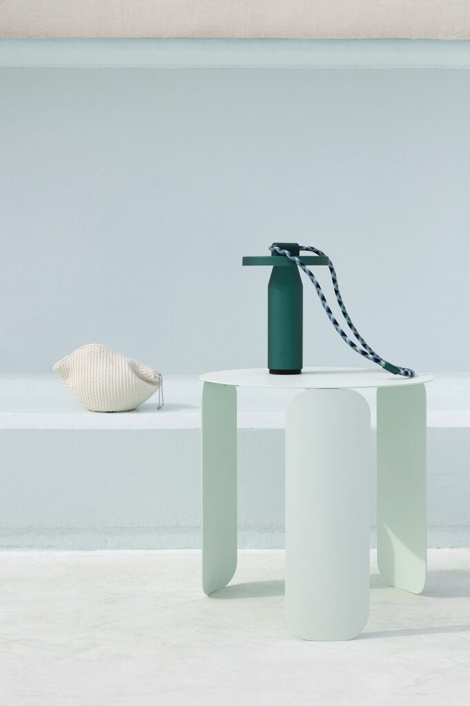 Toilettas ‘Badmuts’, € 29, via Rewind Design. • Draagbare, oplaadbare outdoor lamp ‘Quasar’, design Samy Rio, alu, kl. Sienna, h 26 cm,€ 200,66, Petite Friture. • Bijzettafel ‘Bebop’, kl. Ice Mint, h 45 cm, ø 45 cm, € 295, Fermob via Quatuor Design. productie Jackie Oomen, Kaatje Verschoren en Emmy Toonen