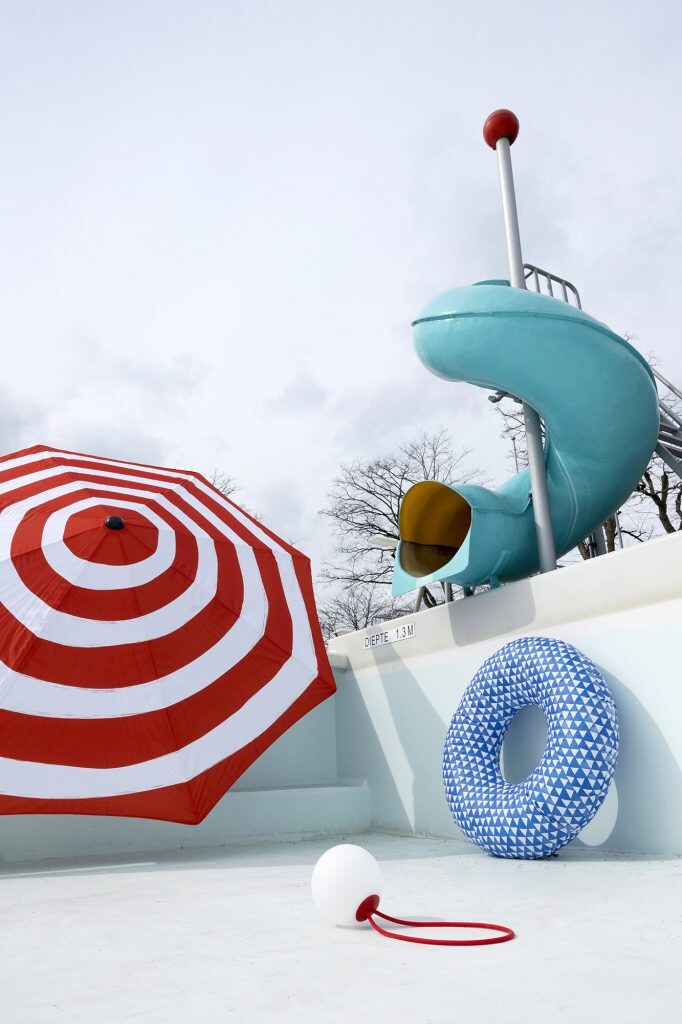 Parasol ‘Stripesol’, kl. rood, 350 cm, frame van metaal, doek van polyester, excl. voet € 479, Fatboy. Lamp ‘Bolleke’, kl. rood, voor binnen en buiten, op te hangen aan rubberen lus, drie lichtstanden, € 89, Fatboy. • Zwemband ‘Float XL Tulum’, 120 cm, € 49, The Nice Fleet. productie Jackie Oomen, Kaatje Verschoren en Emmy Toonen