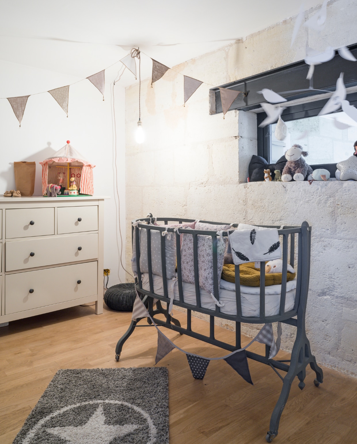 Het ladekastje is van Ikea, het vloerkleed komt van de bouwmarkt, de kussentjes zijn gekocht op www.alittlemarket.com. Het circusje is van het Deense label Maileg. vtwonen 03-2015 | Fotografie Julien Fernandez / amandinejules.com