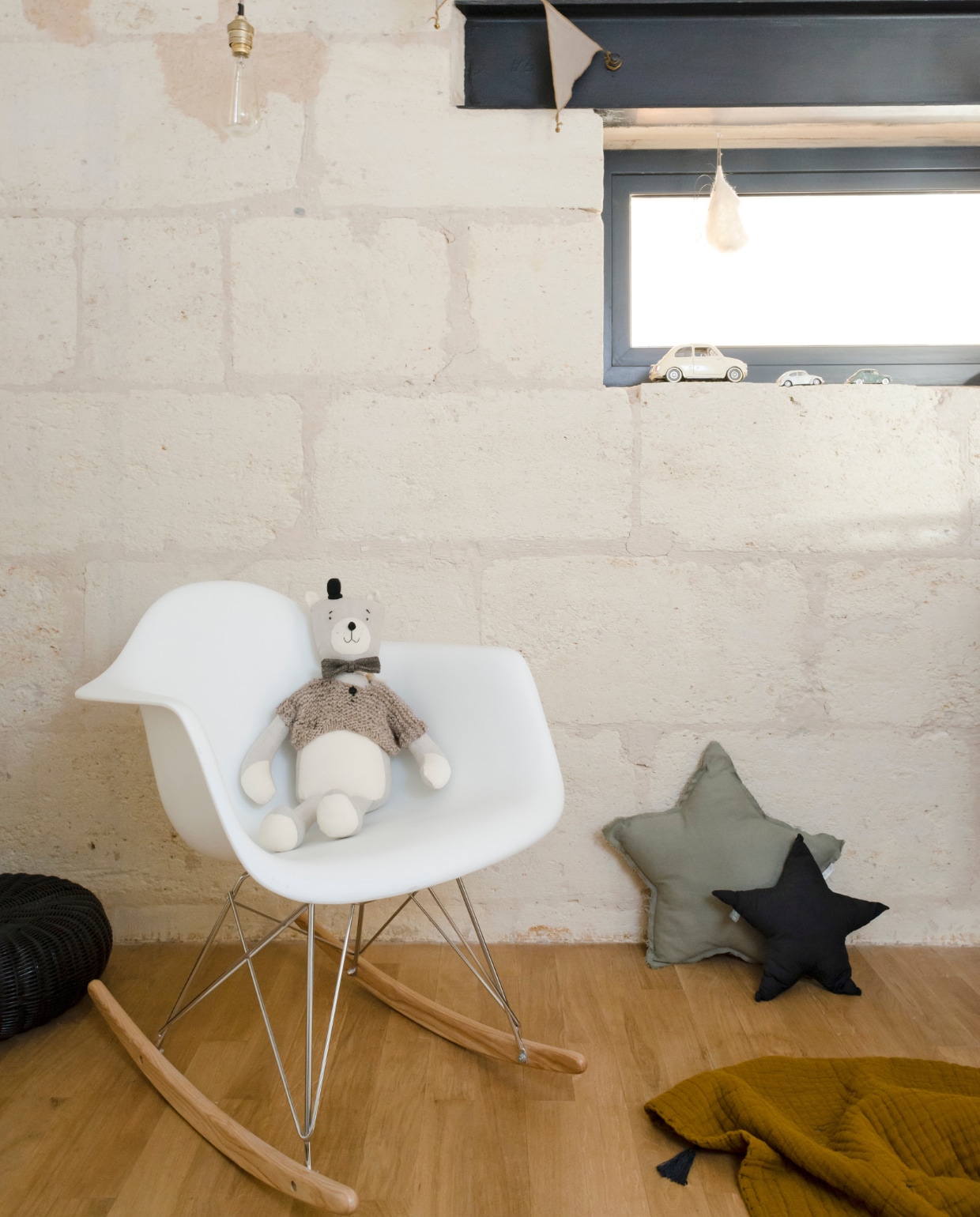 Zachtjes schommelen met de baby in Eames’ Rocking Chair (Vitra). De kussens zijn zelfgemaakt, de knuffel was een geboortecadeau. Bron: vtwonen 03-2015 | fotografie Julien Fernandez, amandinejules.com | tekst Amandine Berthon | tekstbewerking Monique van der Pauw