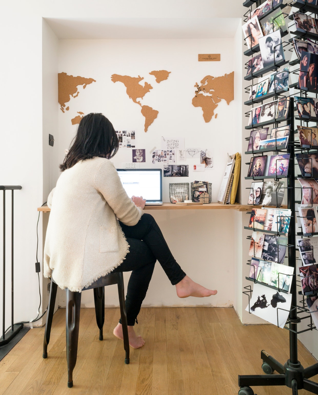 Een nis op de mezzanine wordt benut als kleine werkplek. De wereldkaart Scratch Map is gekocht in de webshop van Luckies of London (www.luckies.co.uk), na iedere reis kan de folie worden afgekrabd waarna de bestemming in kleur verschijnt. De krukken zijn van Tolix via Maisons du Monde, de lamp is van Côté Table en het XL kaartenrek is gevonden op Le bon coin (www.leboncoin.fr), de Franse Marktplaats. vtwonen 03-2015 | Fotografie Julien Fernandez / amandinejules.com
