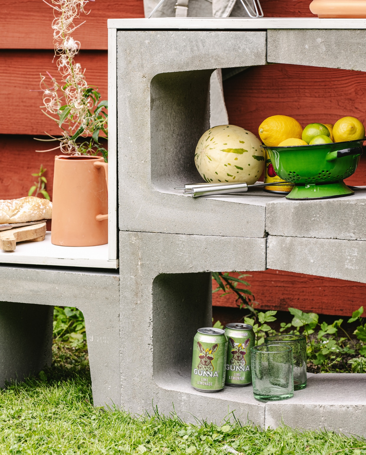 Kan € 12,99 (loods5.nl). Barbecue € 19,99 (tuinland.nl). Barbecuetangen € 9,95 (intratuin.nl). Terracotta plantenpot € 6,49 (karwei.nl). Overig privébezit. vtwonen special tuin10 | productie Corrien Flohil | styling Moniek Visser | fotografie Denise Pronk |
uitvoering Johan Snoodijk