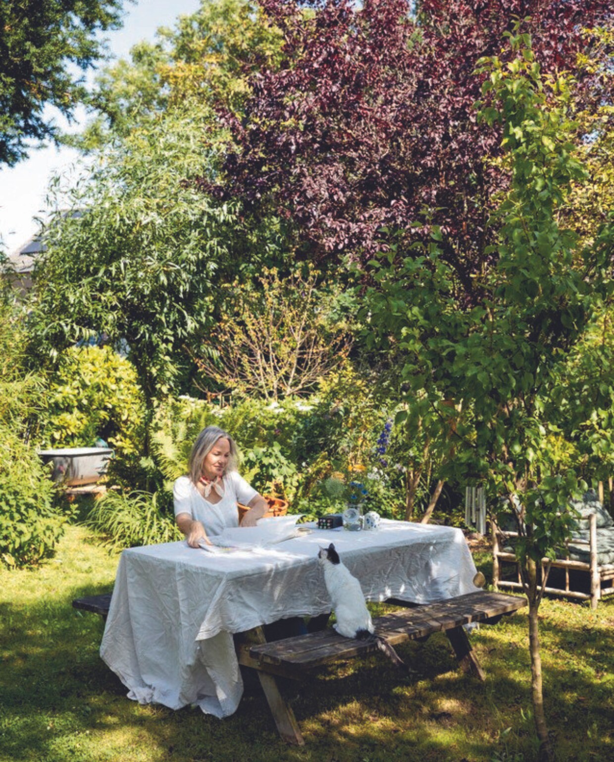 Tafelkleed H&amp;M Home, tuinbank Karwei. vtwonen 07-2024 | styling Ilona Jongepier | fotografie Dana van Leeuwen