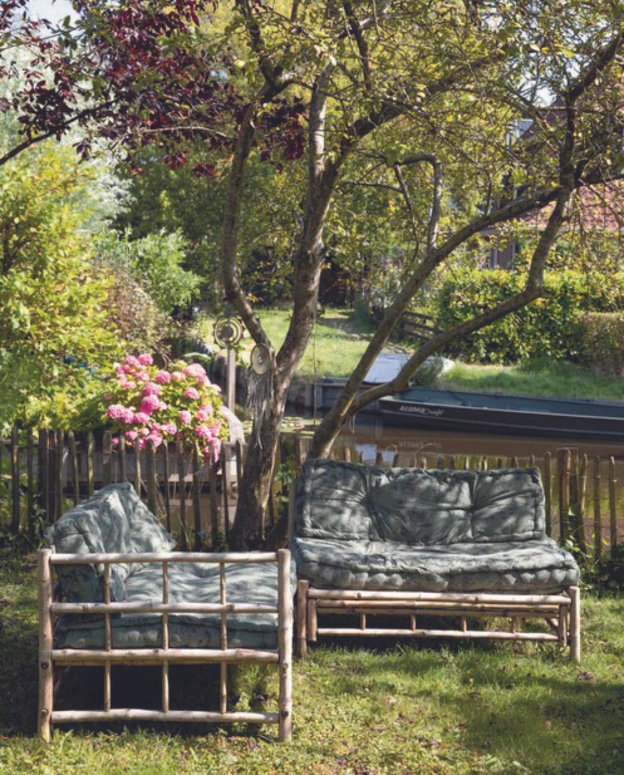 Tuinbank en matraskussens Karwei. vtwonen 07-2024 | styling Ilona Jongepier | fotografie Dana van Leeuwen