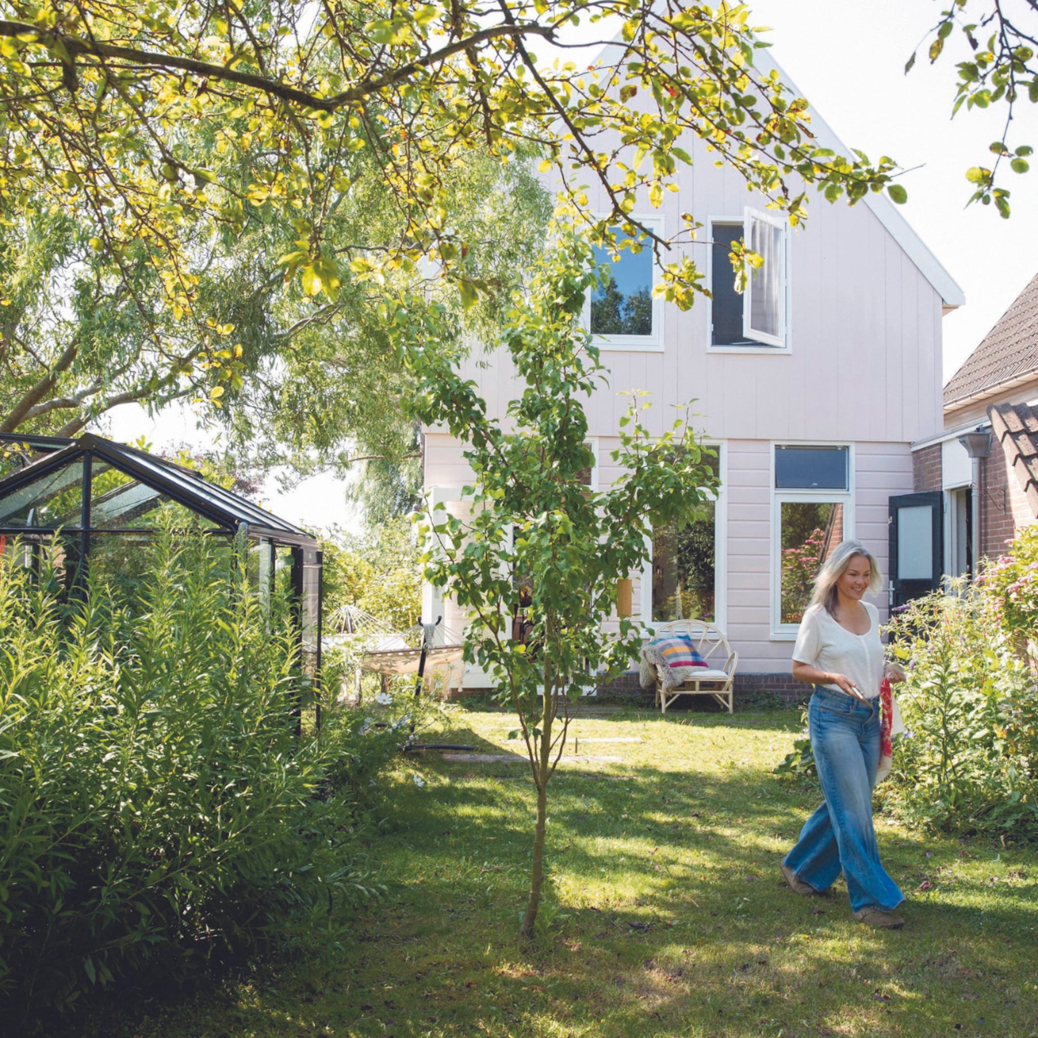 binnenkijken in een roze houten poppenhuis