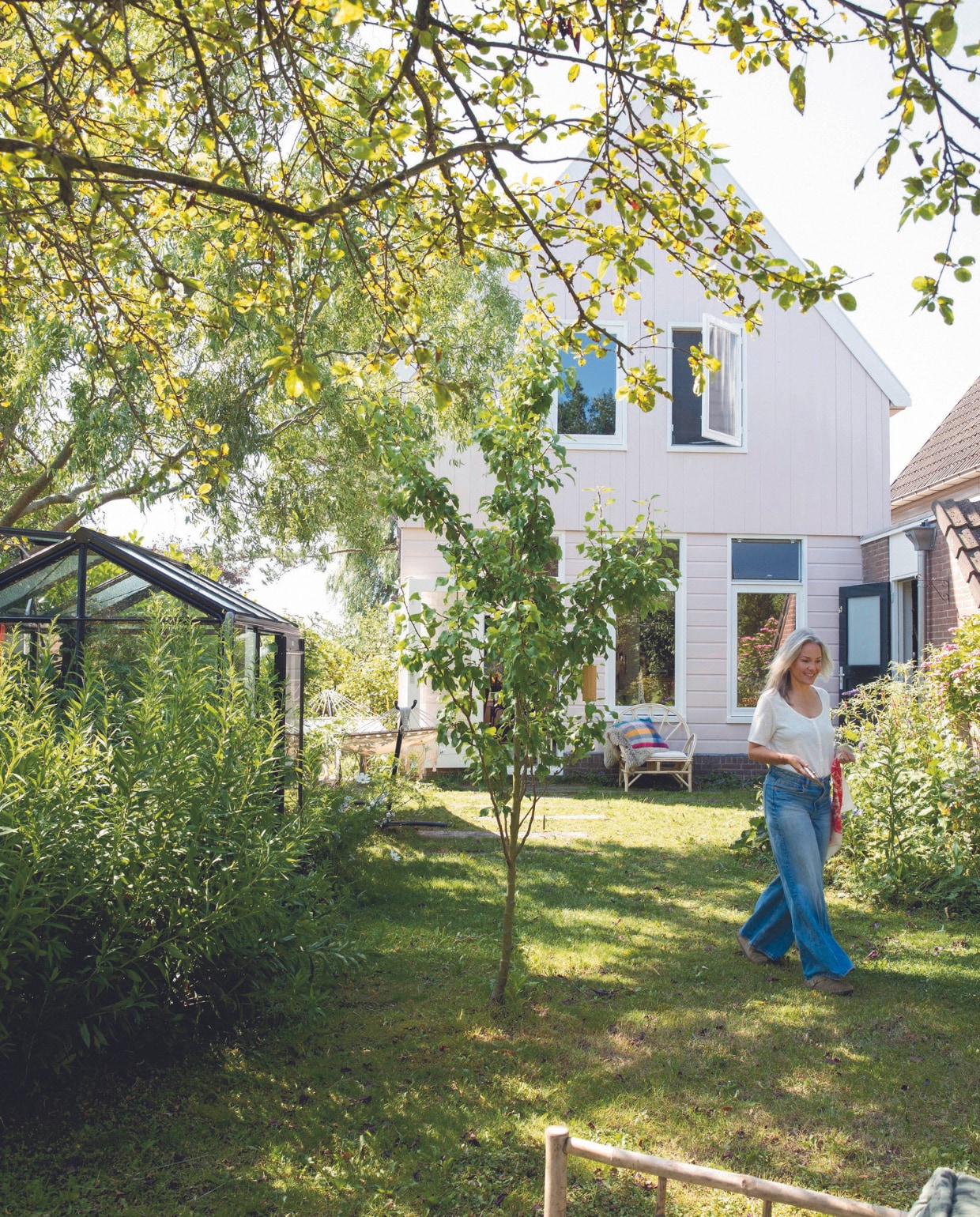 Stoel Maison Aimélie, kas Acd, tuinstoel Karwei. vtwonen 07-2024 | styling Ilona Jongepier | fotografie Dana van Leeuwen
