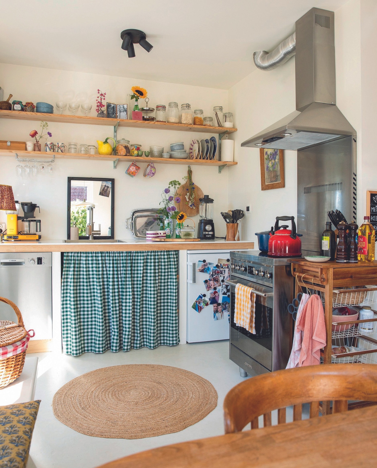 Keuken zelfgemaakt, gordijnstof Albert Cuyp. Mokken met paarse strepen, dienbladen, spiegel, hangende mokken Anna + Nina. Koffiezetapparaat Moccamaster, wandplank Amsterdamsche Fijnhout, vaasjes Peroni-bierflesjes, glazen Loods 5, mokken bloemen Anthropologie, citroenvormige kan Les Ottomans, tegel Lemonwise. Theepot en servies Sissy-Boy. Blender Magimix. Houten bak en bijzettafel op wielen Zara. Schilderij door Vincents oma, fornuis Smeg. Fluitketel en hapjespan Le Creuset. Vloerkleed Kwantum, gele theedoek Zeeman. Roze theedoek, roze handdoek en keukendoeken Hema. Mand Dille & Kamille, onderzetters Iittala, peper-en-zoutstel Peugeot, kussen Madam Stoltz, plafondlamp Philips. vtwonen 07-2024 | styling Ilona Jongepier | fotografie Dana van Leeuwen