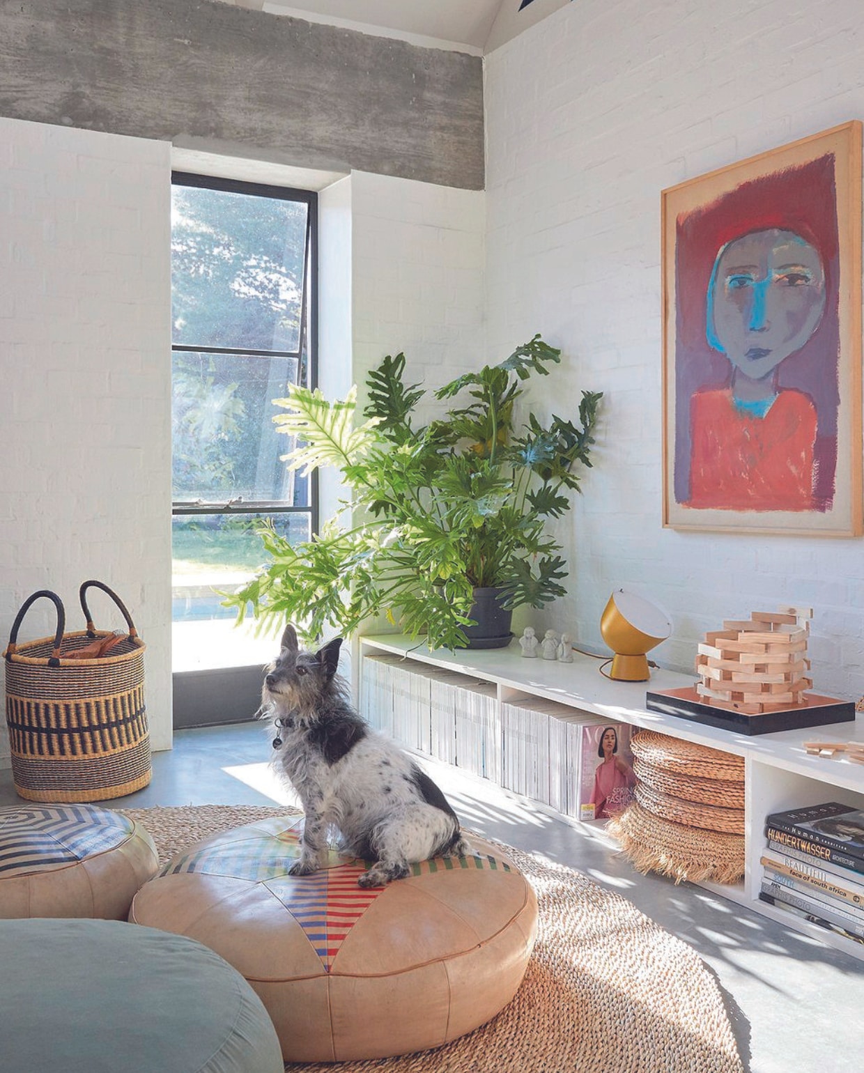 Dressoir zelfgemaakt door Casey, ontwerp Beatty Vermeiren. Schilderij Jan Vermeiren, tafellamp Ikea PS collectie, muurverf Dulux. Vergelijkbaar: zeegras mand La Redoute, juten vloerkleed Solis van Kwantum, leren poefs Poufs&Pillows, juten ronde kussens Bol. vtwonen 07-2024 | productie Frank Features / Living Inside | fotografie Greg Cox