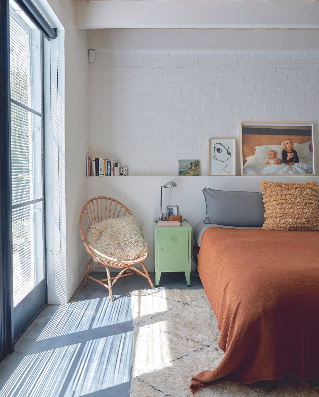 Stoel Eight Degrees South, nachtkast Mother City Hardware, Marokkaans vloerkleed Woven, beddengoed H&M Home. vtwonen 07-2024 | productie Frank Features / Living Inside | fotografie Greg Cox
