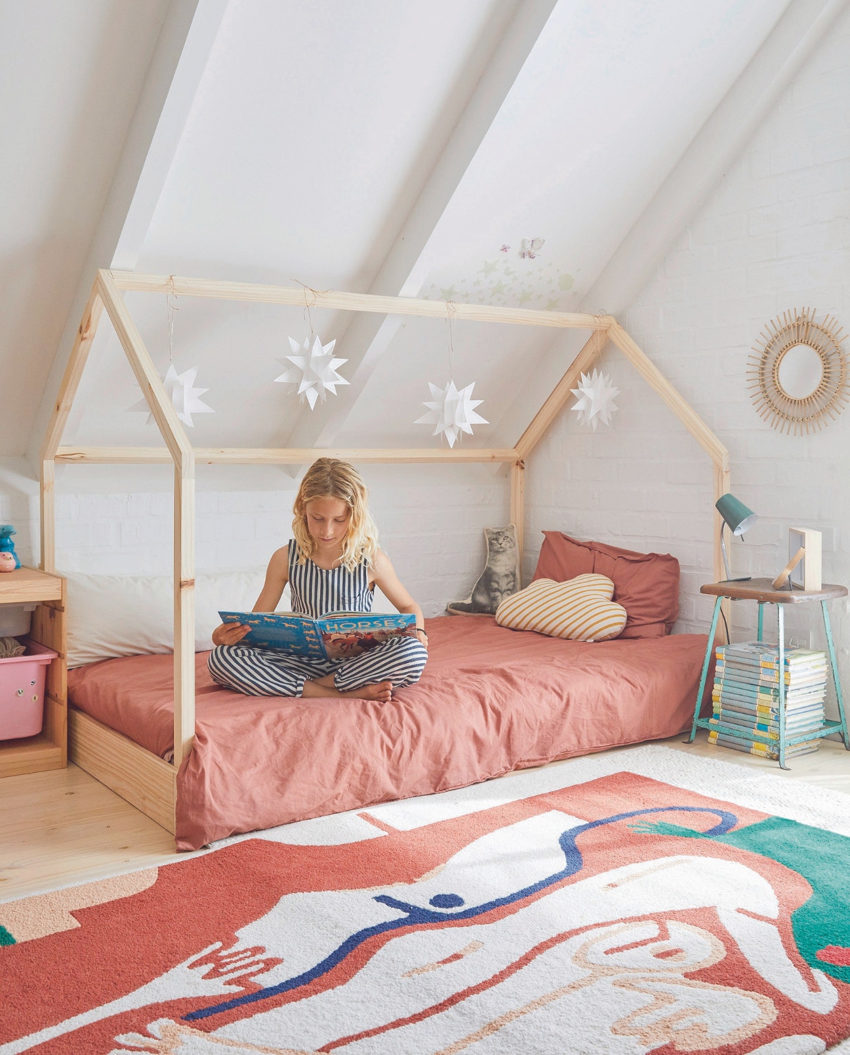 Bed zelfgemaakt door Casey, beddengoed en spiegel H&M Home, vloerkleed Renée Rossouw. vtwonen 07-2024 | productie Frank Features / Living Inside | fotografie Greg Cox
