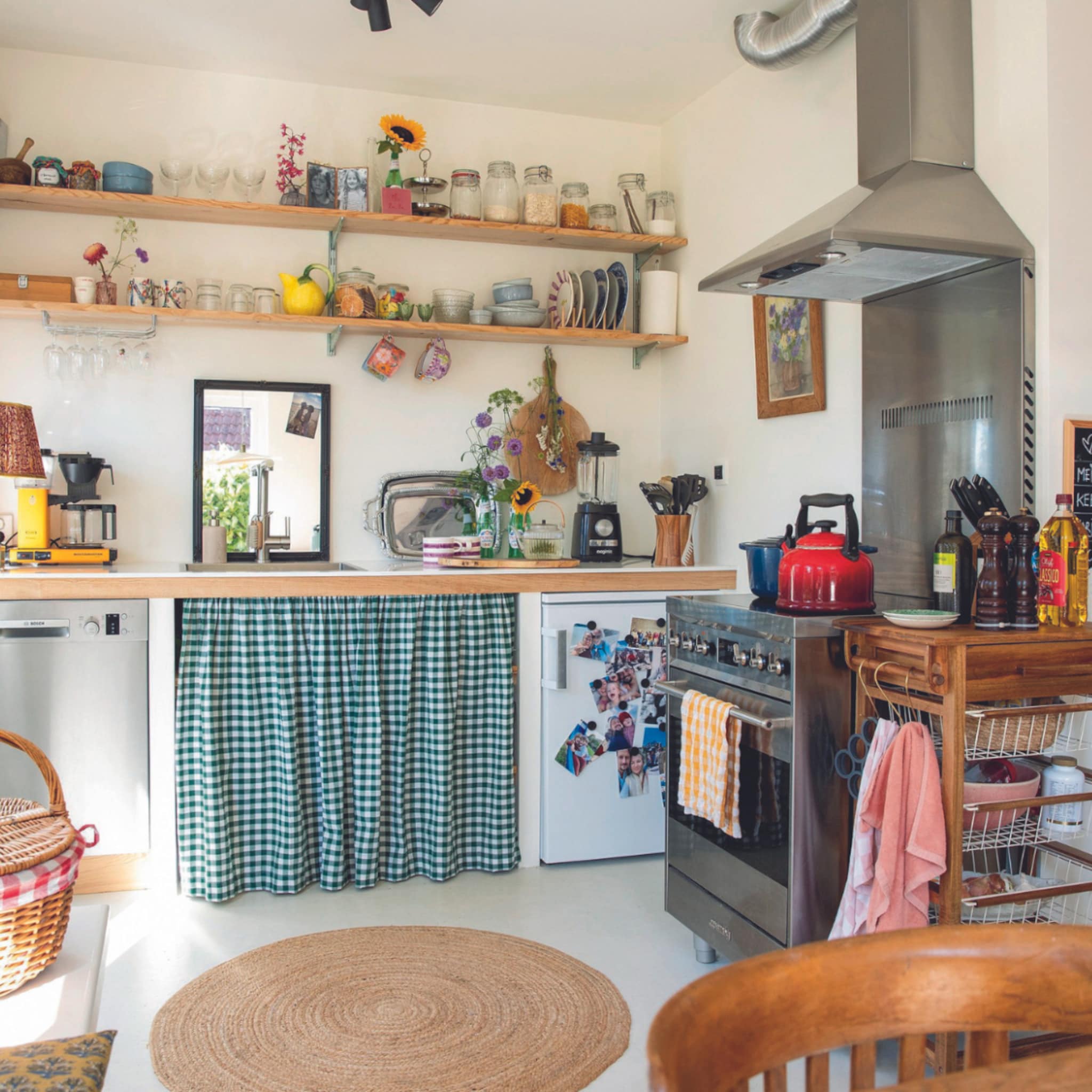 Bonte keuken met wandplanken vol servies