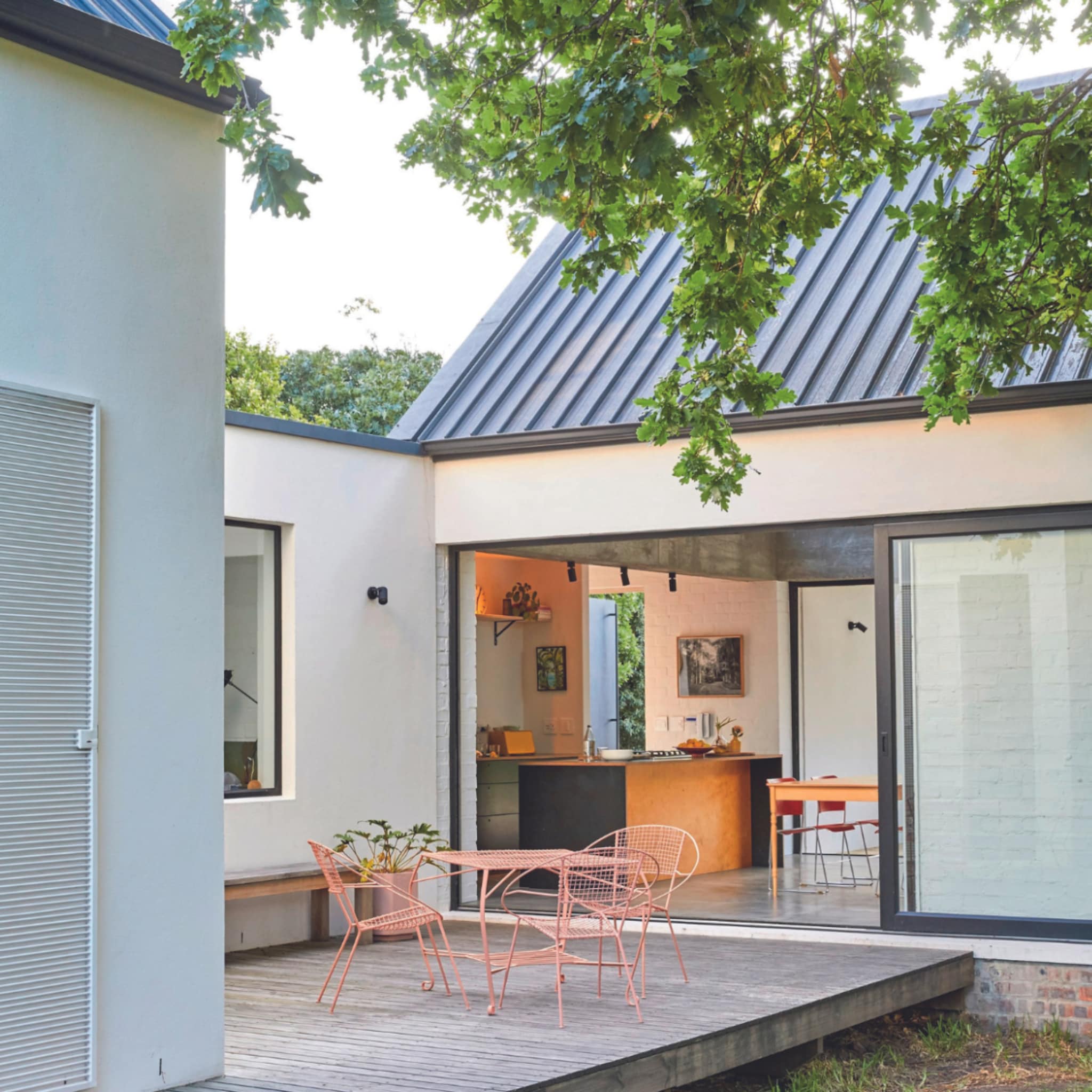 Houten veranda met lichtroze tuinset
