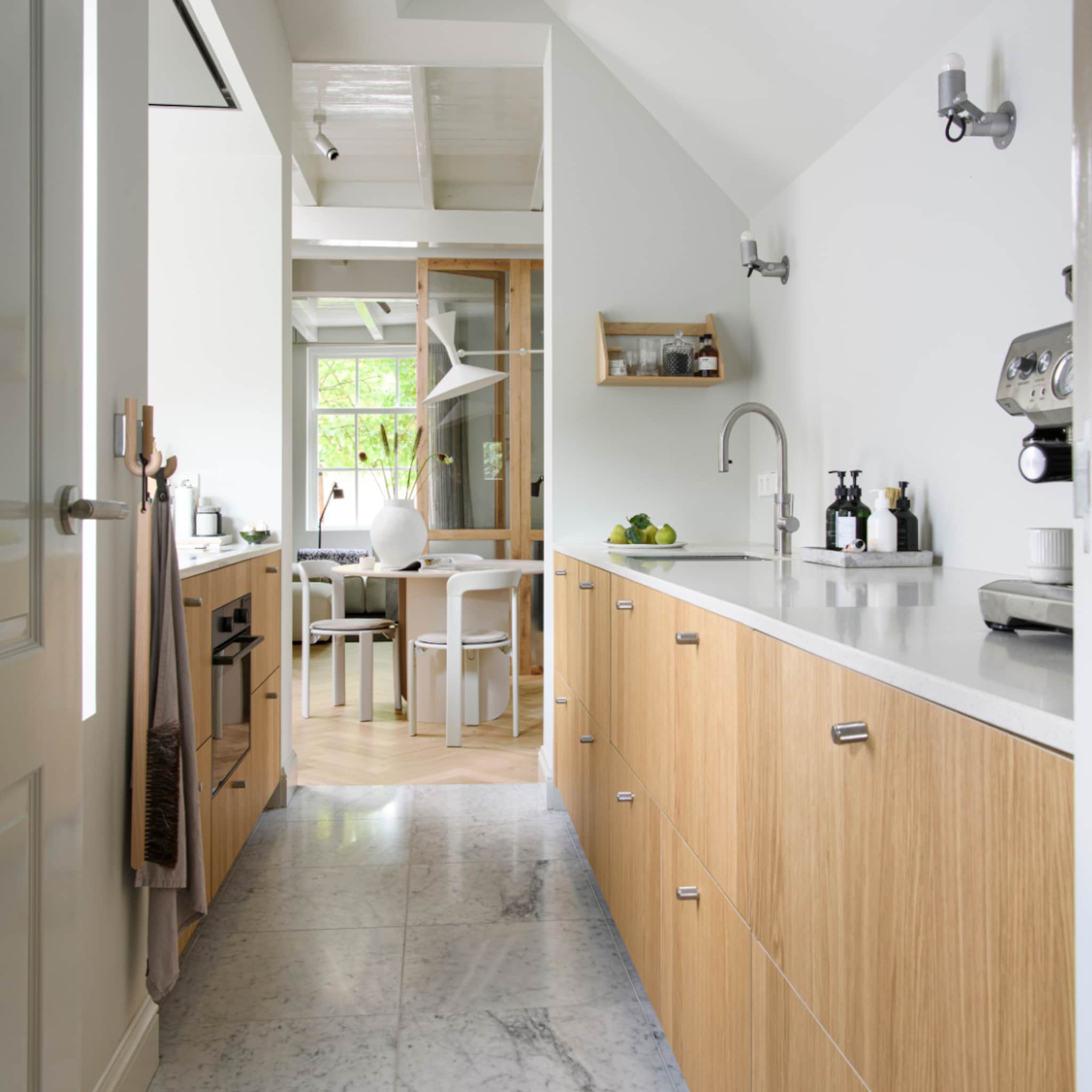 Houten keuken met marmeren vloer