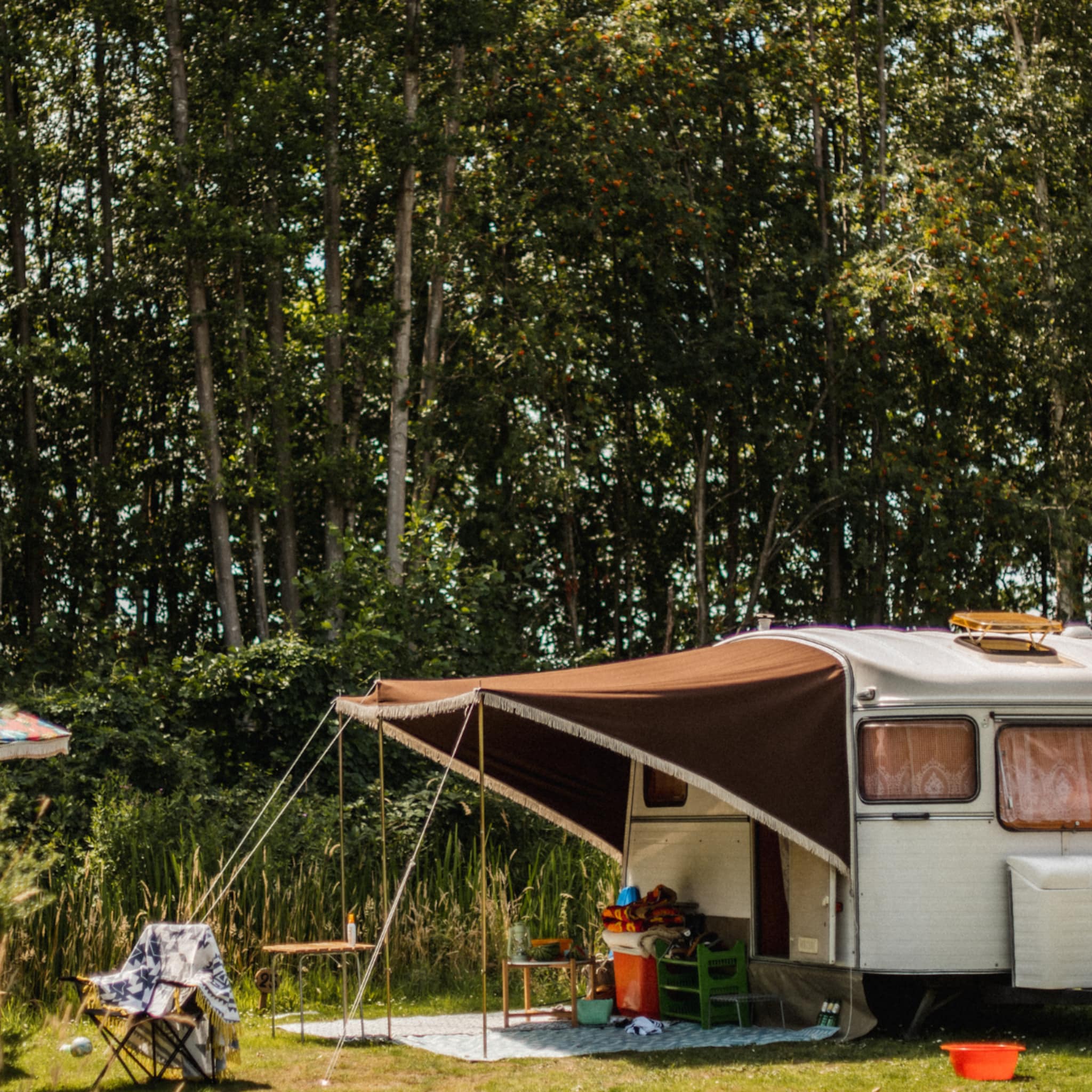 Retro caravan in het bos bij camping Oetdoor