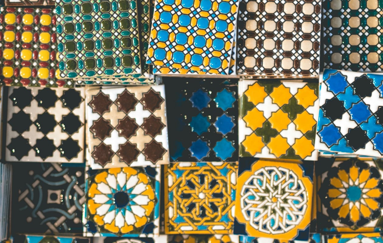 Trendalert in Mediterrane sferen: tegels in ster- en kruisvormen Foto van Job Savelsberg via Unsplash