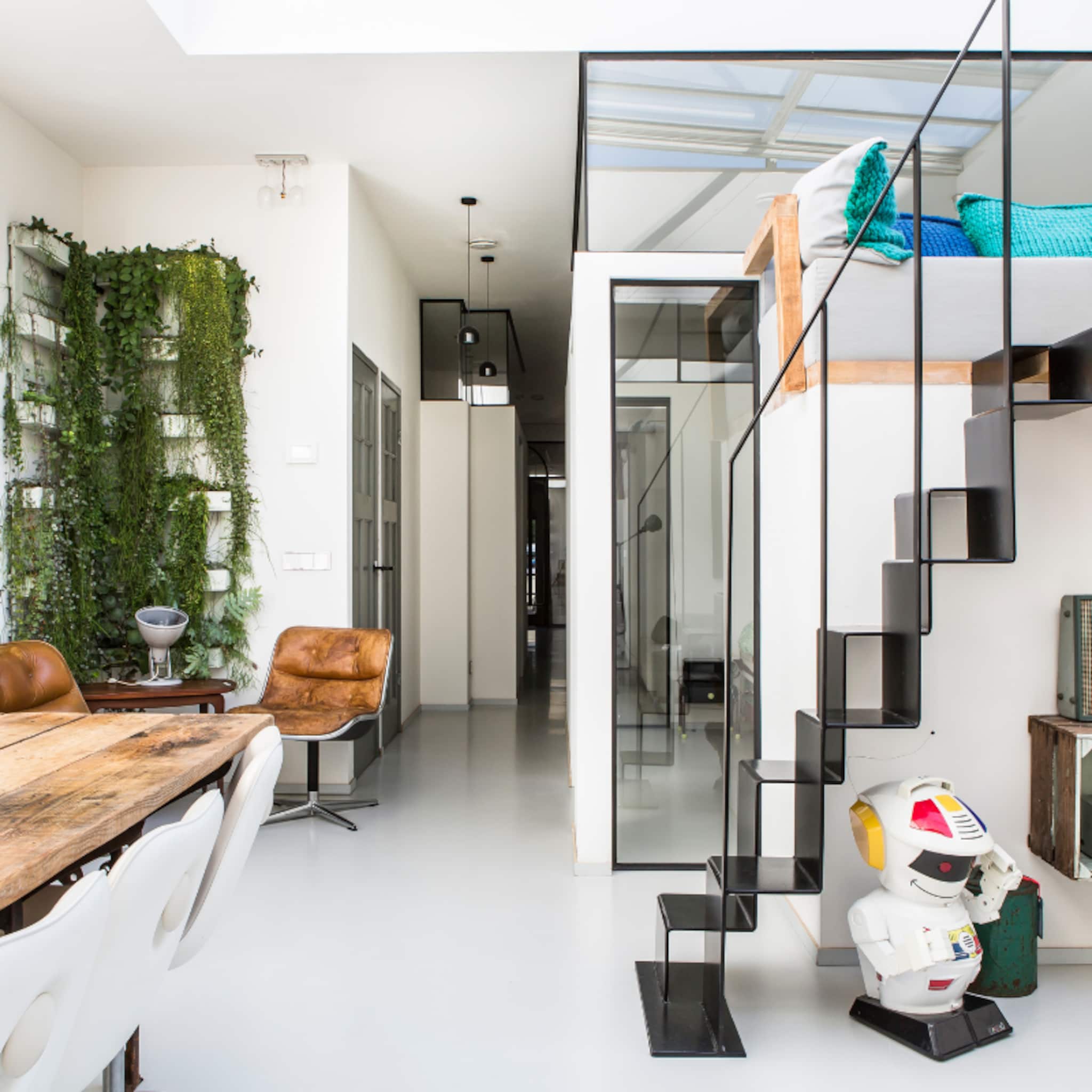 binnenkijken in een oude garage in amsterdam