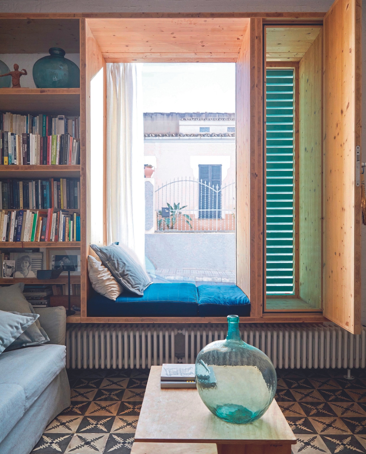 Bank Ikea, vloertegels origineel, glazen flessen vintage vtwonen binnenkijkspecial 07-2024 | productie Bureaux Editorial Agency | styling Sven Alberding | fotografie Greg Cox