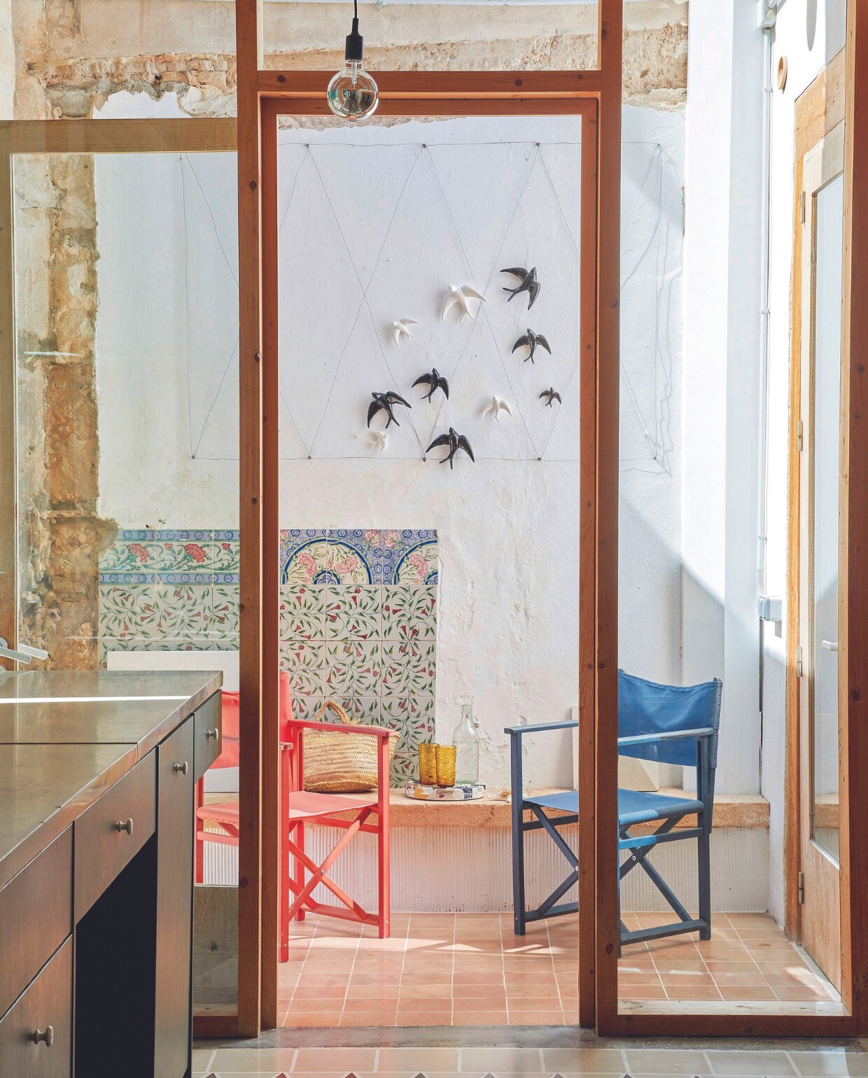 Tegels keukenvloer Huguet Mallorca, regisseursstoelen Sillas Menorca. vtwonen binnenkijkspecial 07-2024 | productie Bureaux Editorial Agency | styling Sven Alberding | fotografie Greg Cox