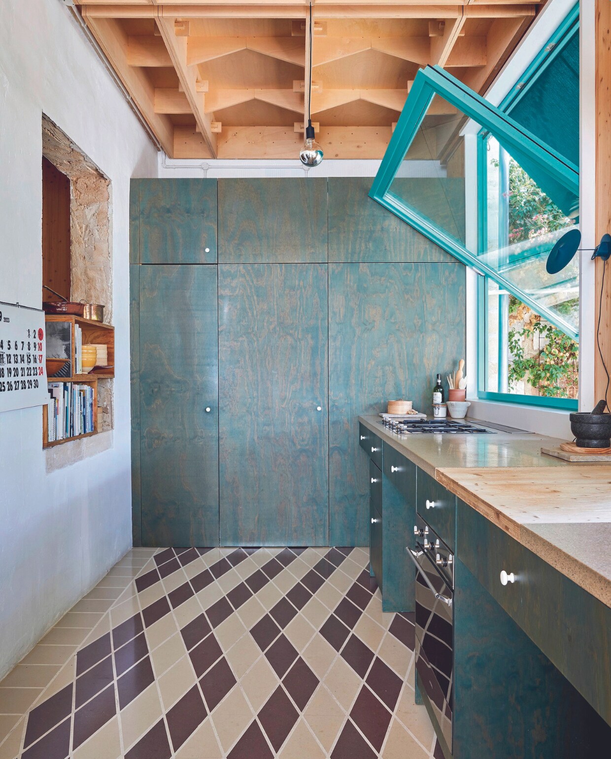 Tegels Huguet Mallorca,  ovenschaal Olleria Can Vent, terracotta| schaal vintage. vtwonen binnenkijkspecial 07-2024 | productie Bureaux Editorial Agency | styling Sven Alberding | fotografie Greg Cox