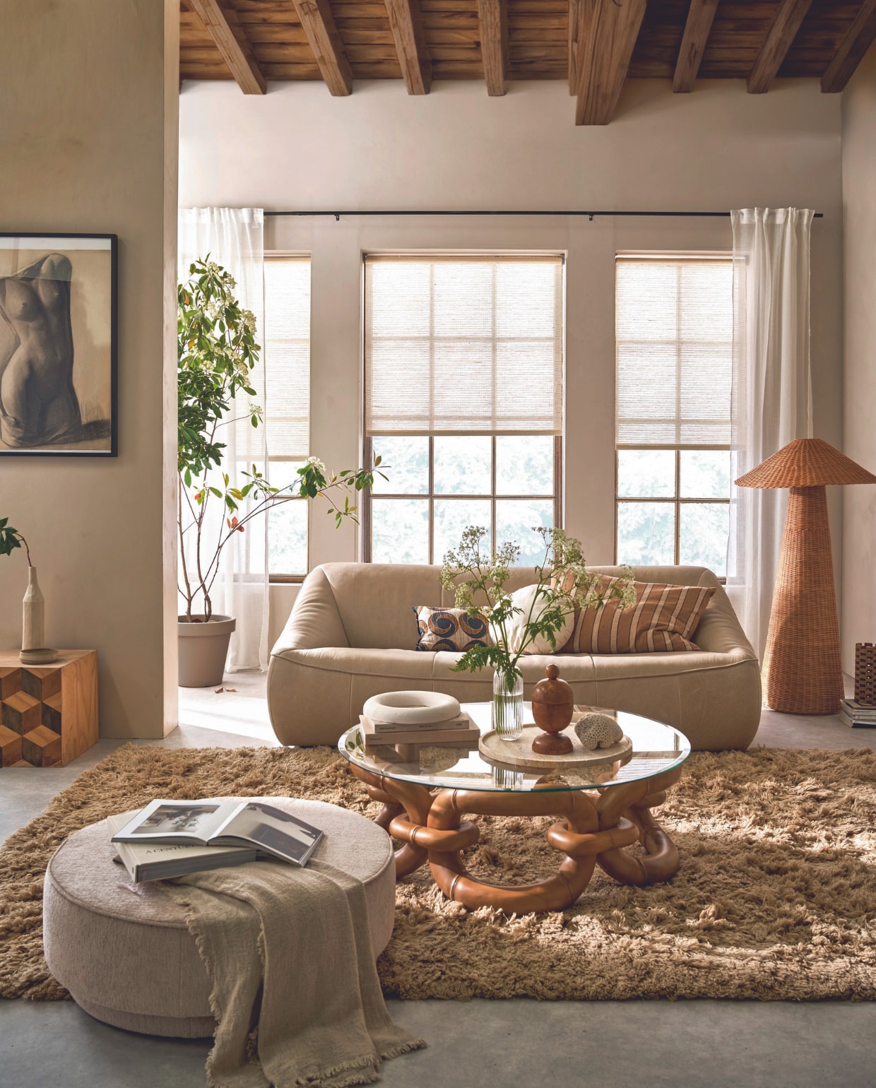 Lichtdoorlatende rolgordijnen Air, 90x190 cm (bxh), per stuk vanaf € 78,99. Halftransparante gordijnen Frost in wit met plooi, 140x270 cm (bxh), per stuk € 49,99.M.m.v. lauthentique.nl (kalkverf in Dons), montis.nl (driezitsbank Ringo), mimosa-interiorconcepts.com (salontafel Bamboo Bracelet van Dusty Deco), vtwonen.nl/shop (vloerkleed Meadow van Ferm Living, kussens met print van HKliving, vloerlamp Dou van Ferm Living), graublau.nl (tekening), basiclabel.nl (poef Pearl van vtwonen). Overig privébezit. vtwonen 07-2024 | styling Cleo Scheulderman | fotografie Jeroen van der Spek