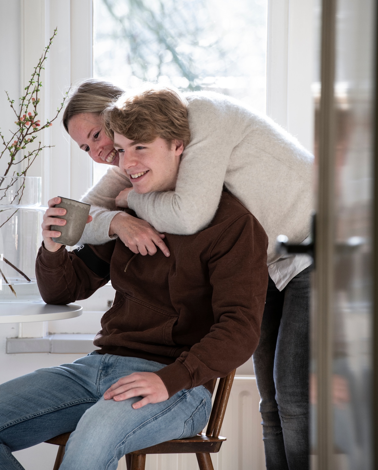De bewoners, Esther en Seb, in de pastorie uit 1938. vtwonen binnenkijk special 121-2021 | productie Insidehomepage | styling Esther Loonstijn | fotografie Louis Lemaire