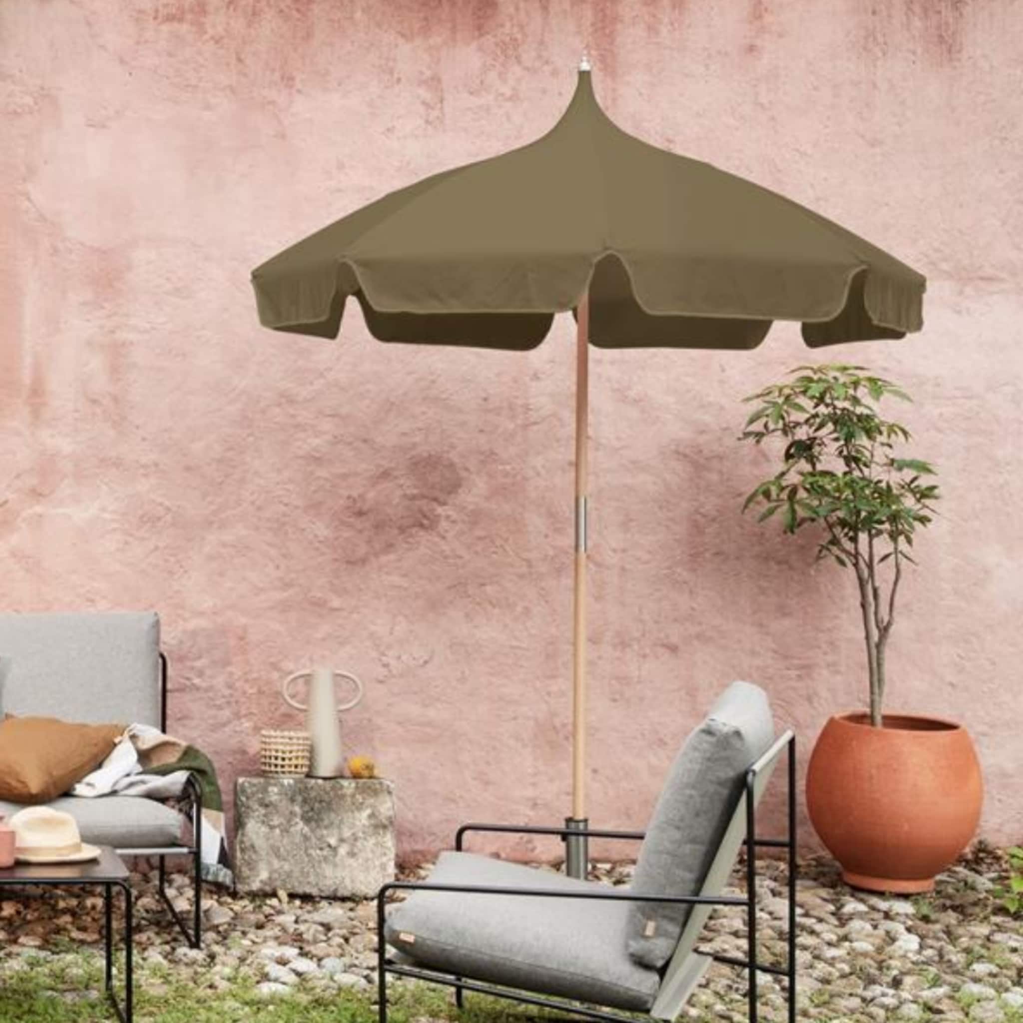 Tuin met groene parasol en grijze loungeset