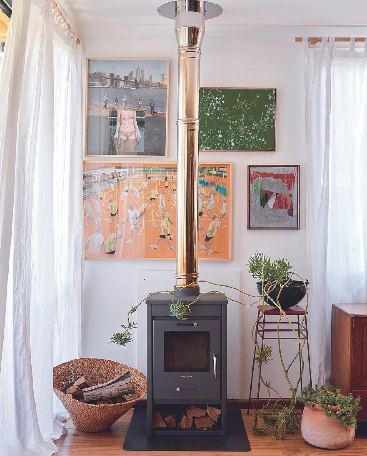 Kunstwerken Anna van der Ploeg, Richard Mudariki, Viviane Sassen. vtwonen special binnenkijken 07-2024 | productie Living Inside | styling Kerryn Fischer | fotografie Warren Heath Living Inside
