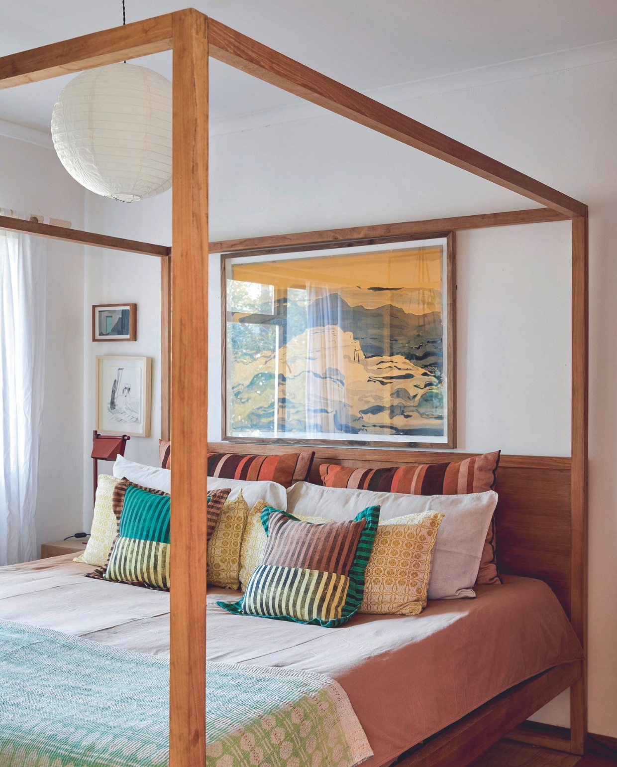Hemelbed Weylandts, vergelijkbaar hemelbed Amsterdam van Maisons du Monde, tekening boven het bed Anna van der Ploef, kunstwerken links Michael Taylor en Katherine Spindler, handgemaakte kussens Chloe Townsend van Missibaba. vtwonen special binnenkijken 07-2024 | productie Living Inside | styling Kerryn Fischer | fotografie Warren Heath Living Inside
