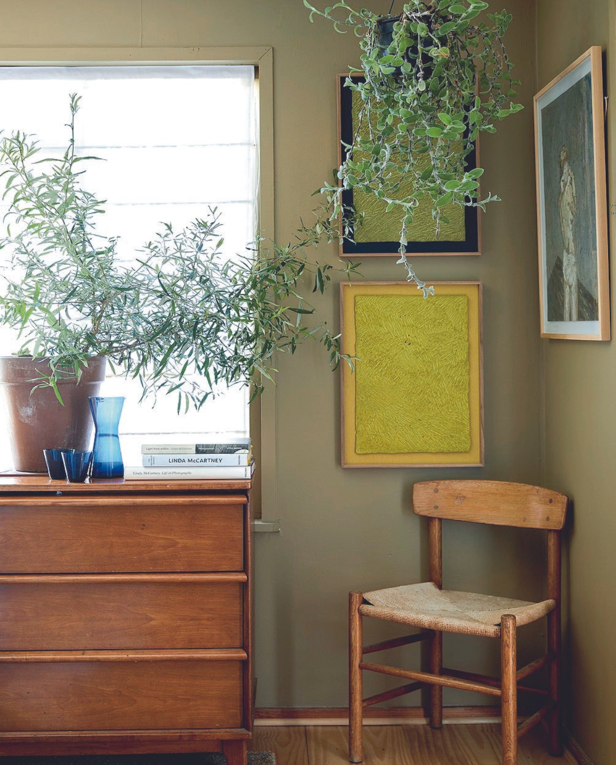 Kunstwerken Bella Knemeyer, stoel Cosmic Modern, kast vintage vtwonen special binnenkijken 07-2024 | productie Living Inside | styling Kerryn Fischer | fotografie Warren Heath Living Inside