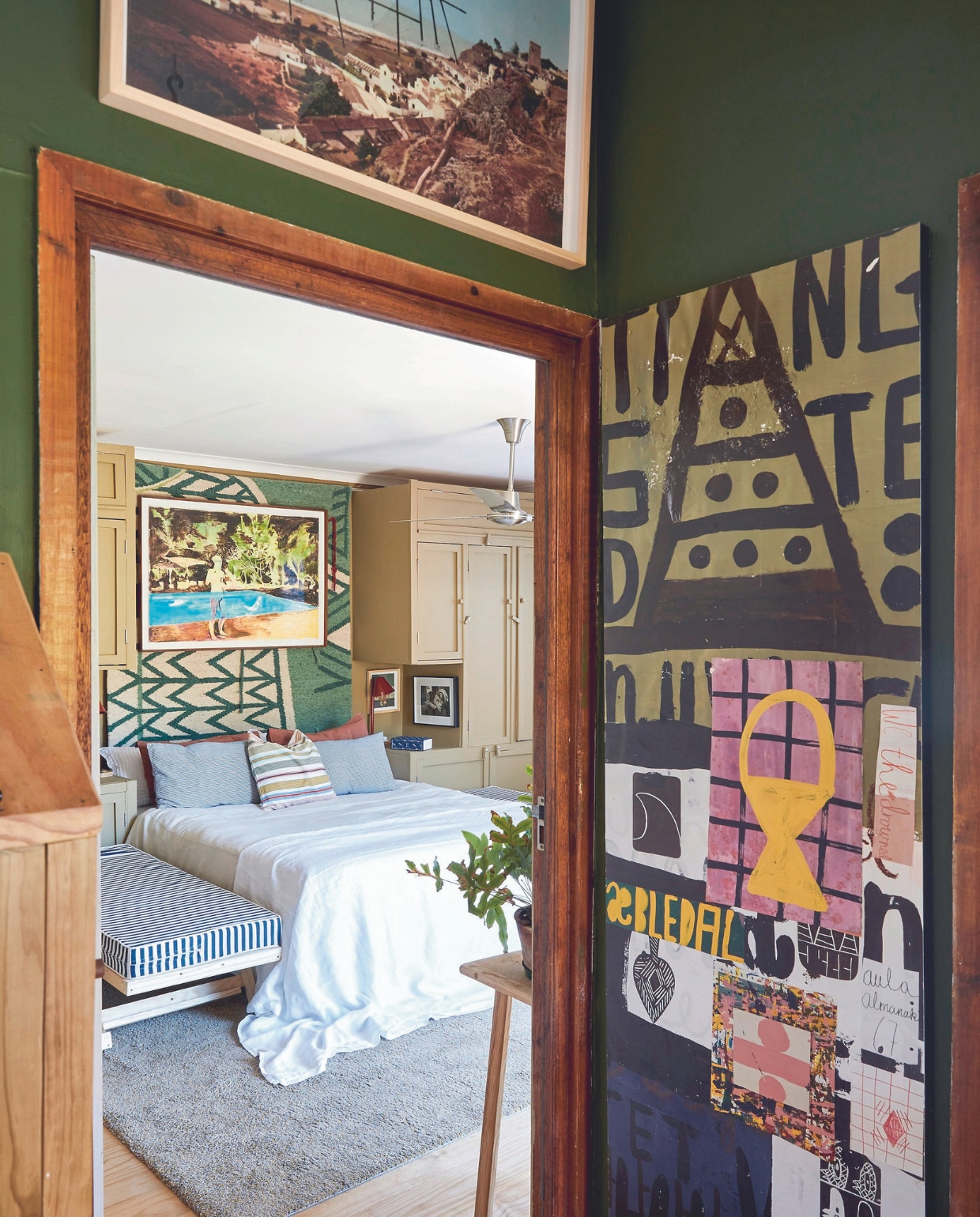 Wandtapijt Margareth Courtney-Clarke, schilderij daarop Kate Gottgens, kasten zelf ontworpen, uitgevoerd door Amy’s vader. vtwonen special binnenkijken 07-2024 | productie Living Inside | styling Kerryn Fischer | fotografie Warren Heath Living Inside