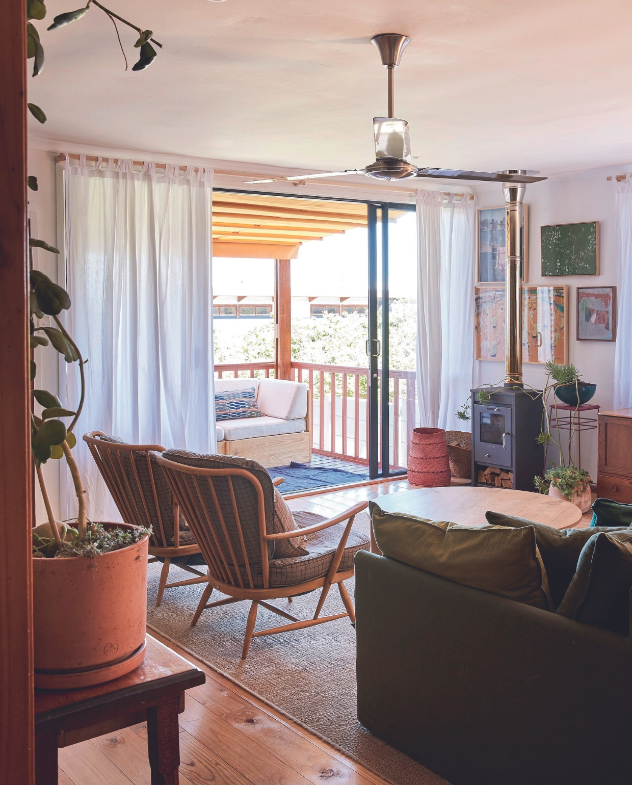 Stoelen Ercol, boekenkast Take Care Studios, vergelijkbare boekenkast Danube van Maisons du Monde, behang Lemon, vergelijkbaar behang vtwonen special binnenkijken 07-2024 | productie Living Inside | styling Kerryn Fischer | fotografie Warren Heath Living Inside