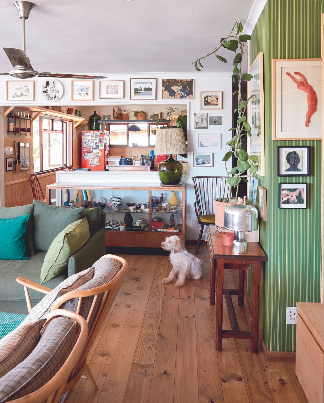 Stoelen Ercol, bank Pezula Interiors, behang Lemon, vergelijkbaar behang Blurred Lines van Pip Studio, fauteuil in de hoek erfstuk. vtwonen special binnenkijken 07-2024 | productie Living Inside | styling Kerryn Fischer | fotografie Warren Heath Living Inside